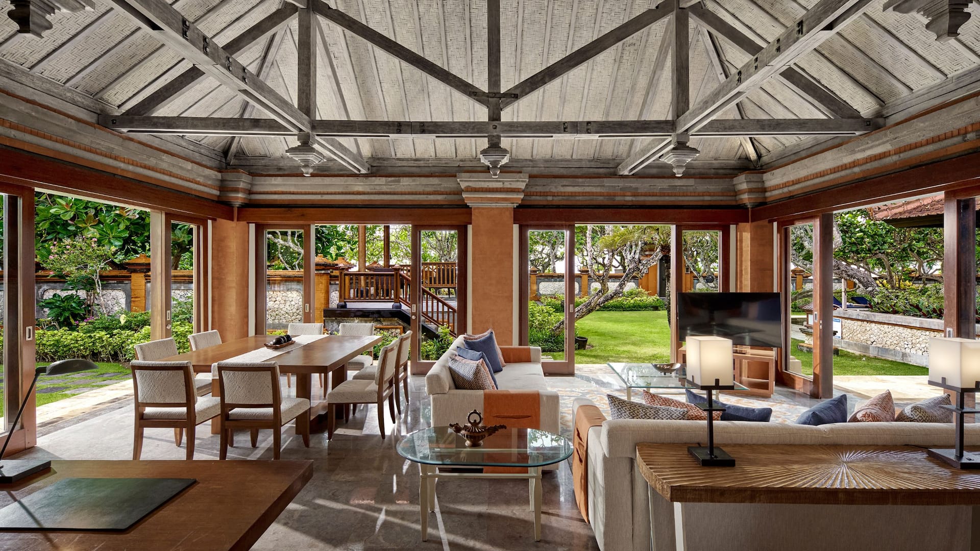 2 de 4 Grand Hyatt Bali Villa Tamblingan Living Room