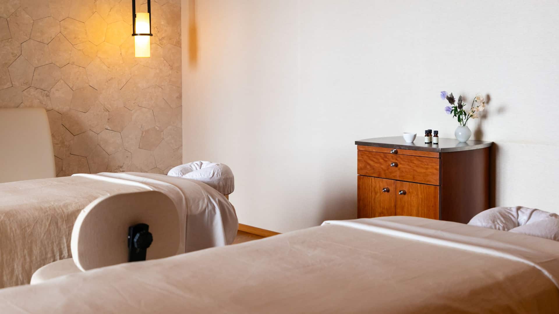 Hyatt Regency Seragaki Island, Okinawa Spa Hanari Treatment Bed