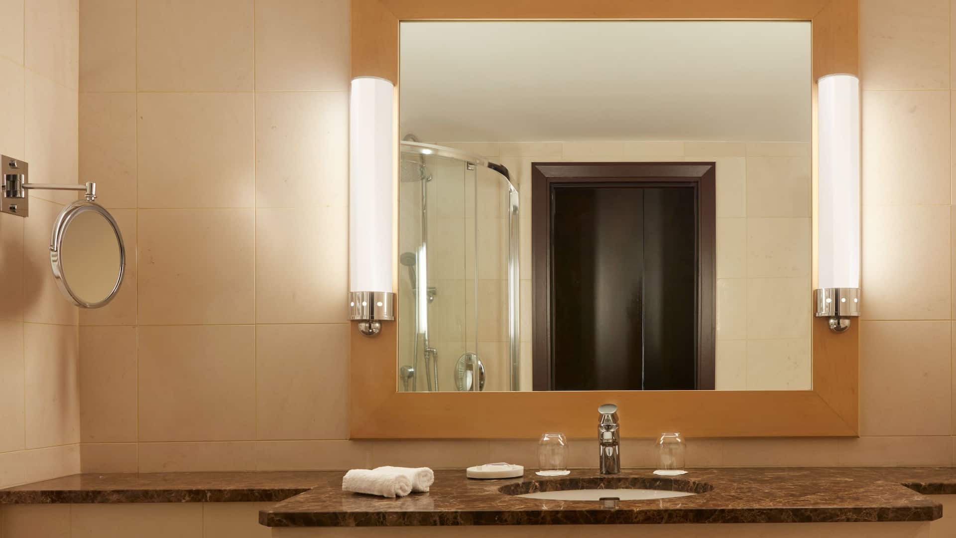 5 de 5 Hyatt Regency Nice Palais de la Méditerranée King Bathroom Focus