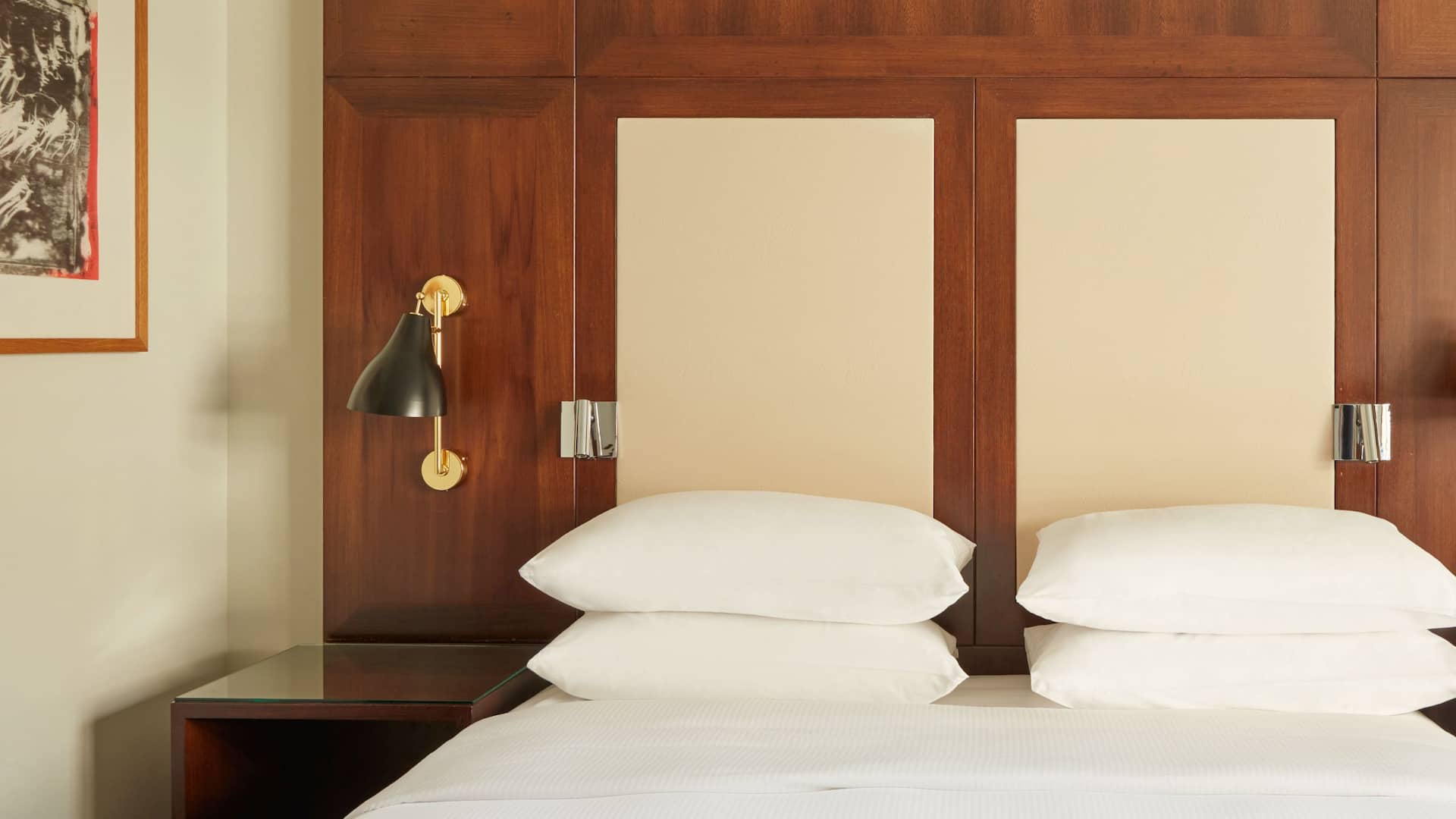5 de 5 Hyatt Regency Nice Palais de la Méditerranée Queen Bed Painting Focus