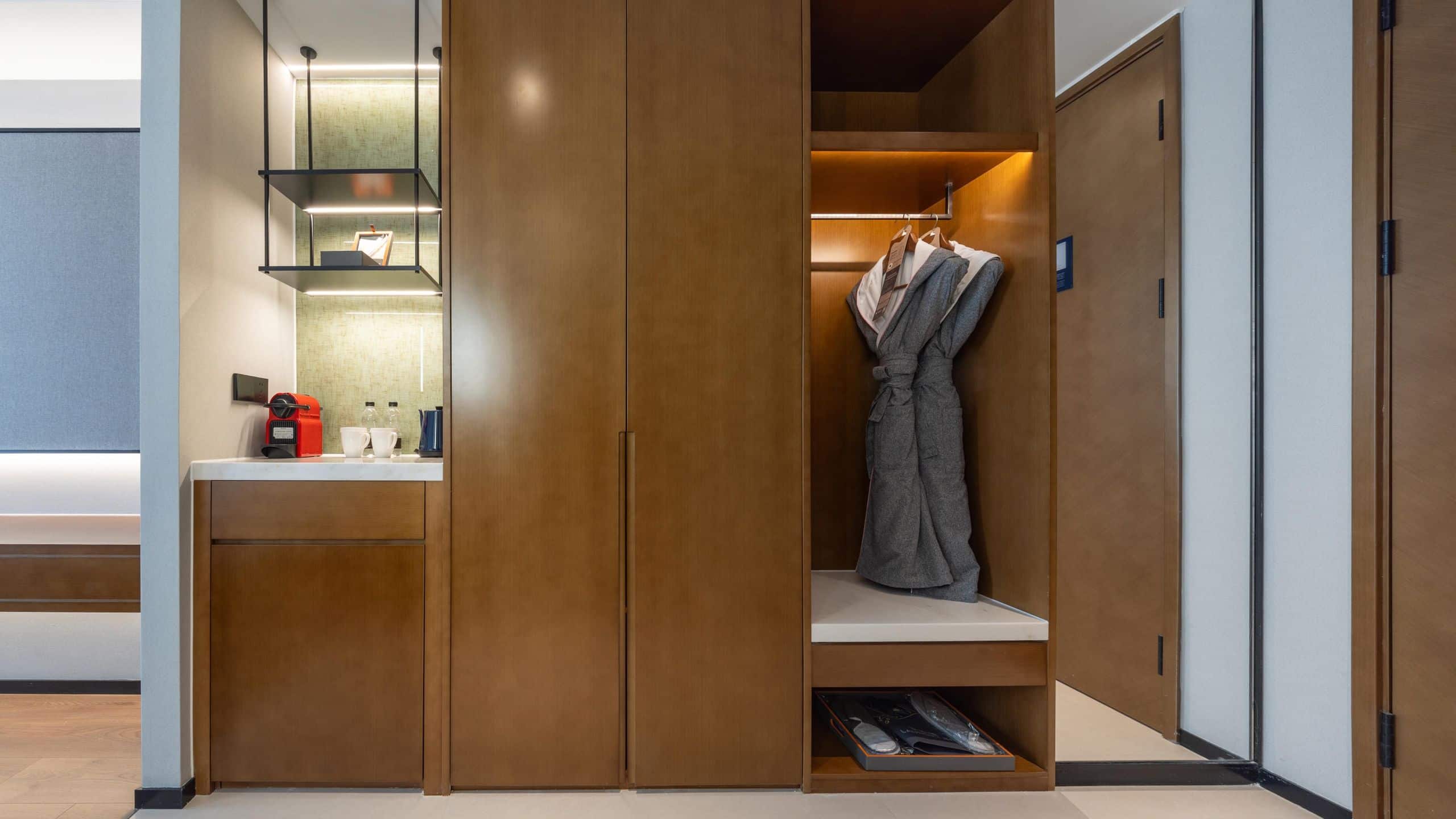 UrCove Beijing Tiantan Hospital Advanced Business Park Business King Closet