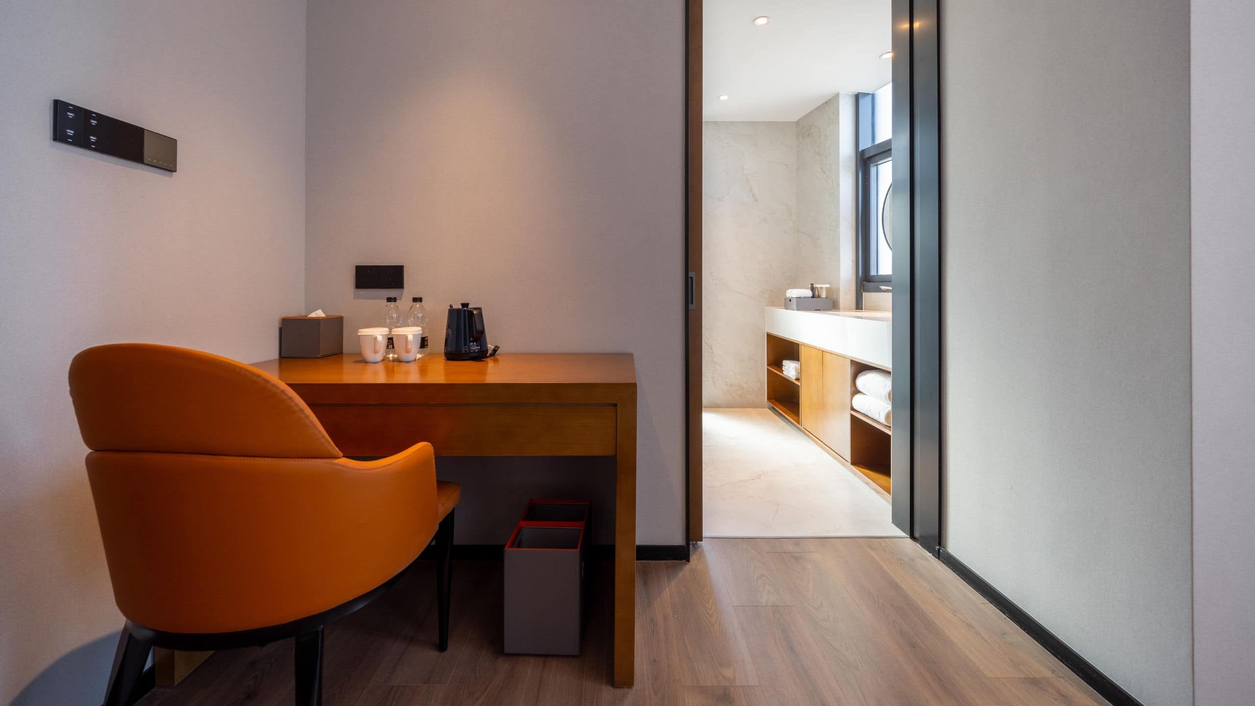 UrCove Beijing Tiantan Hospital Advanced Business Park Executive Suite Desk