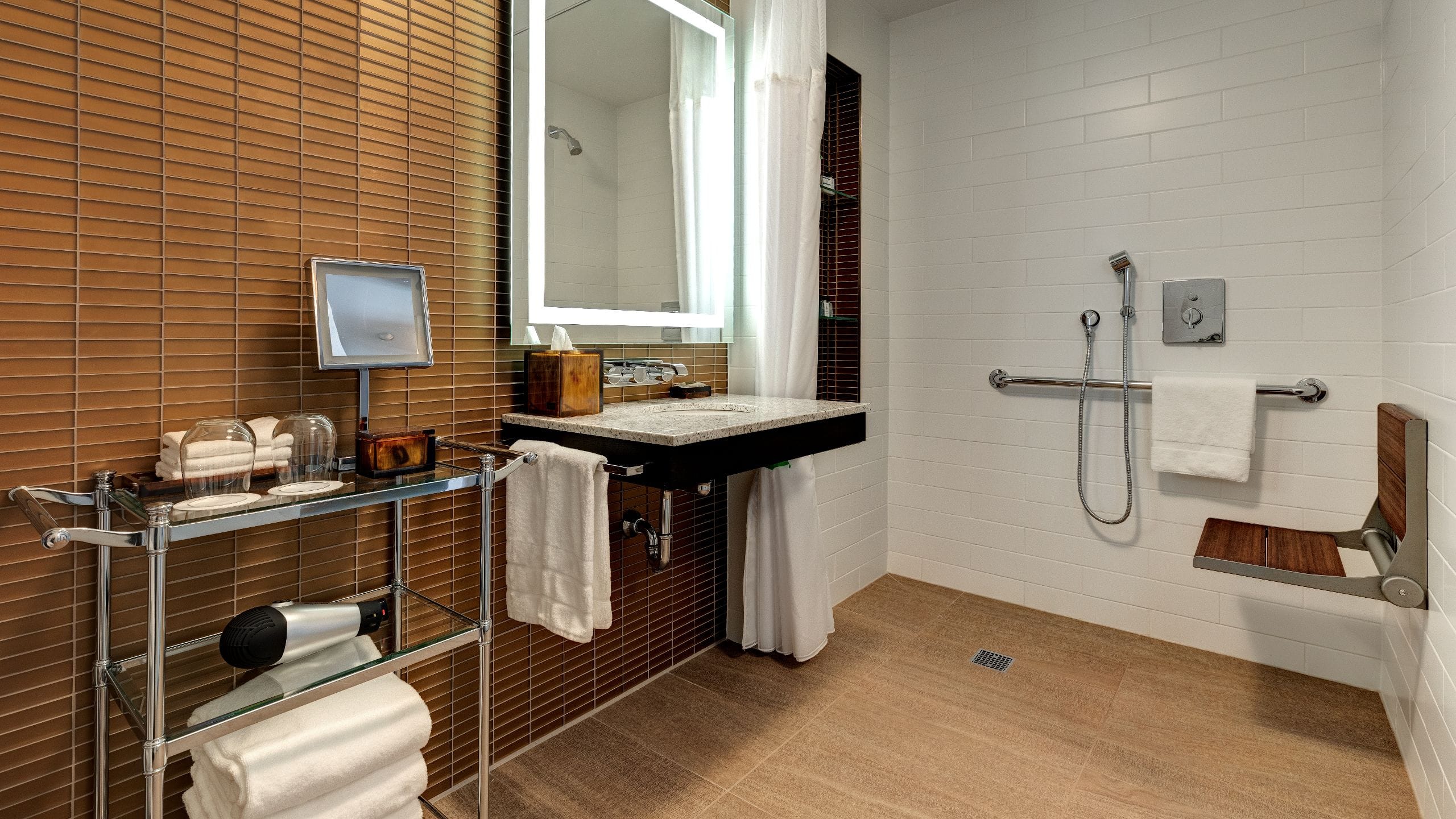 3 de 4 Hotel X Toronto Two Queen Beds Deluxe Accessible Shower Layout