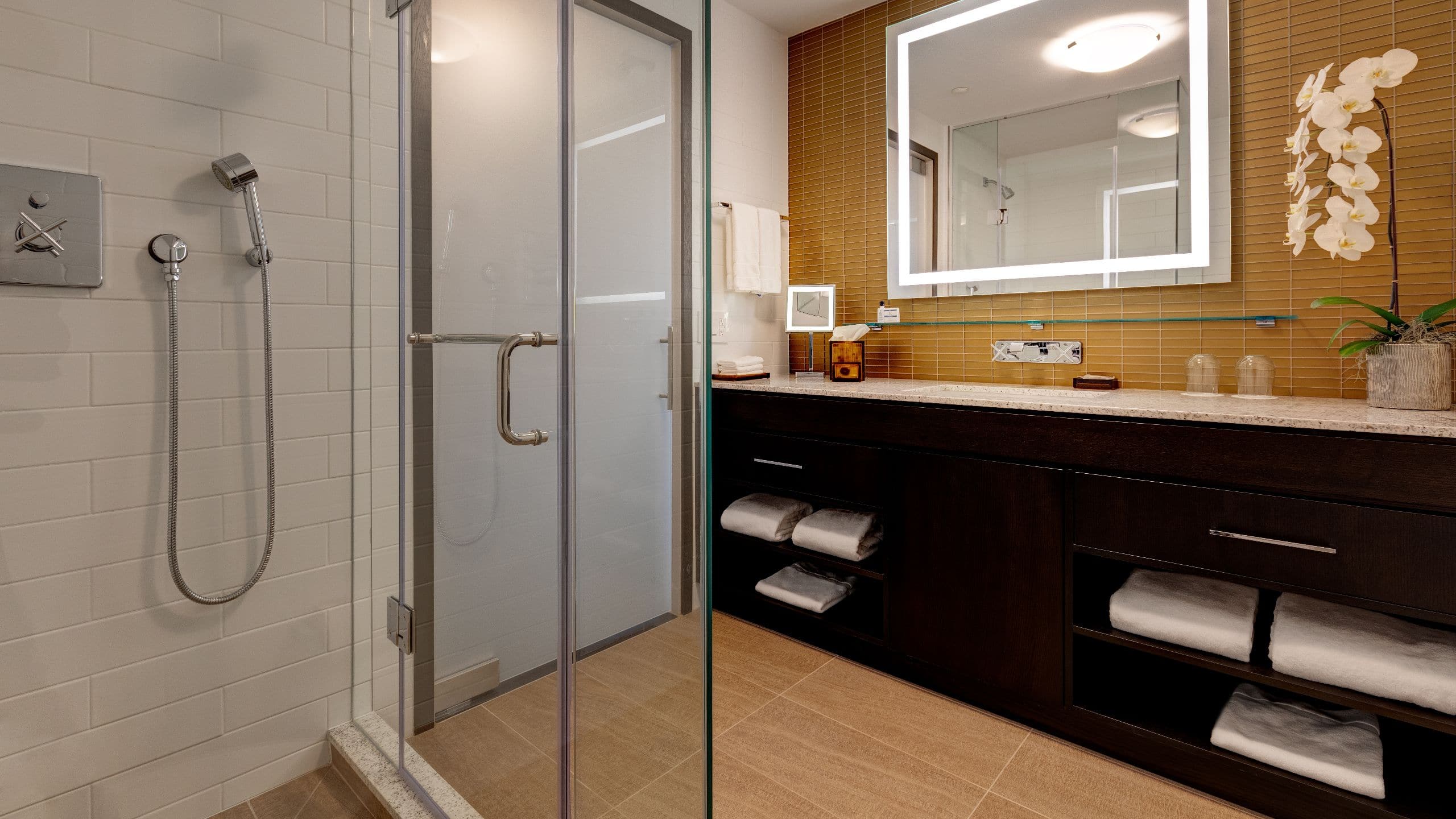 3 de 3 Hotel X Toronto One King Bed Deluxe Bathroom