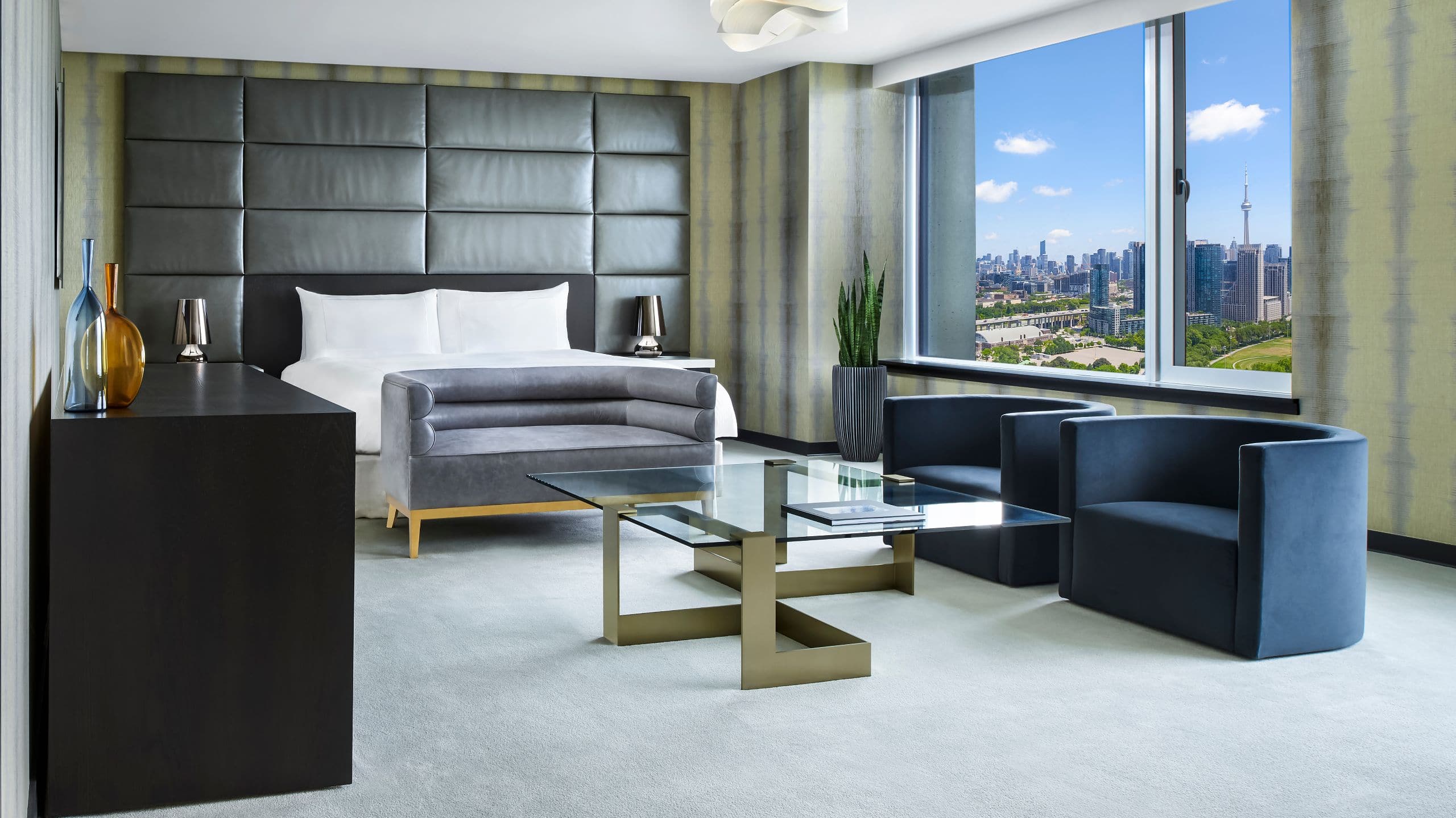 1 de 6 Hotel X Toronto Presidential Suite Bedroom Full View