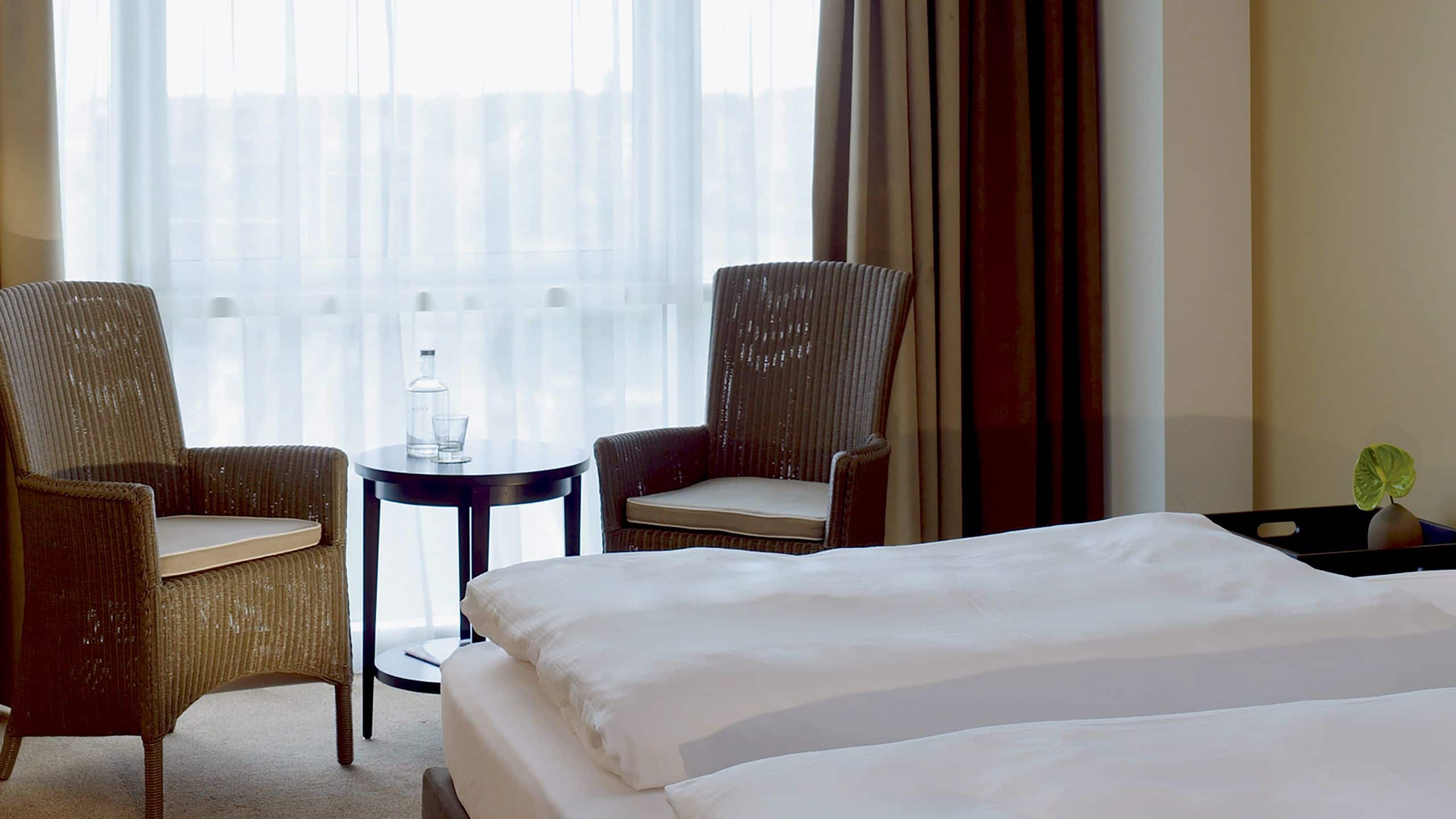 第 5，共 5 Lindner Hotel Antwerp Two Twin Beds Table