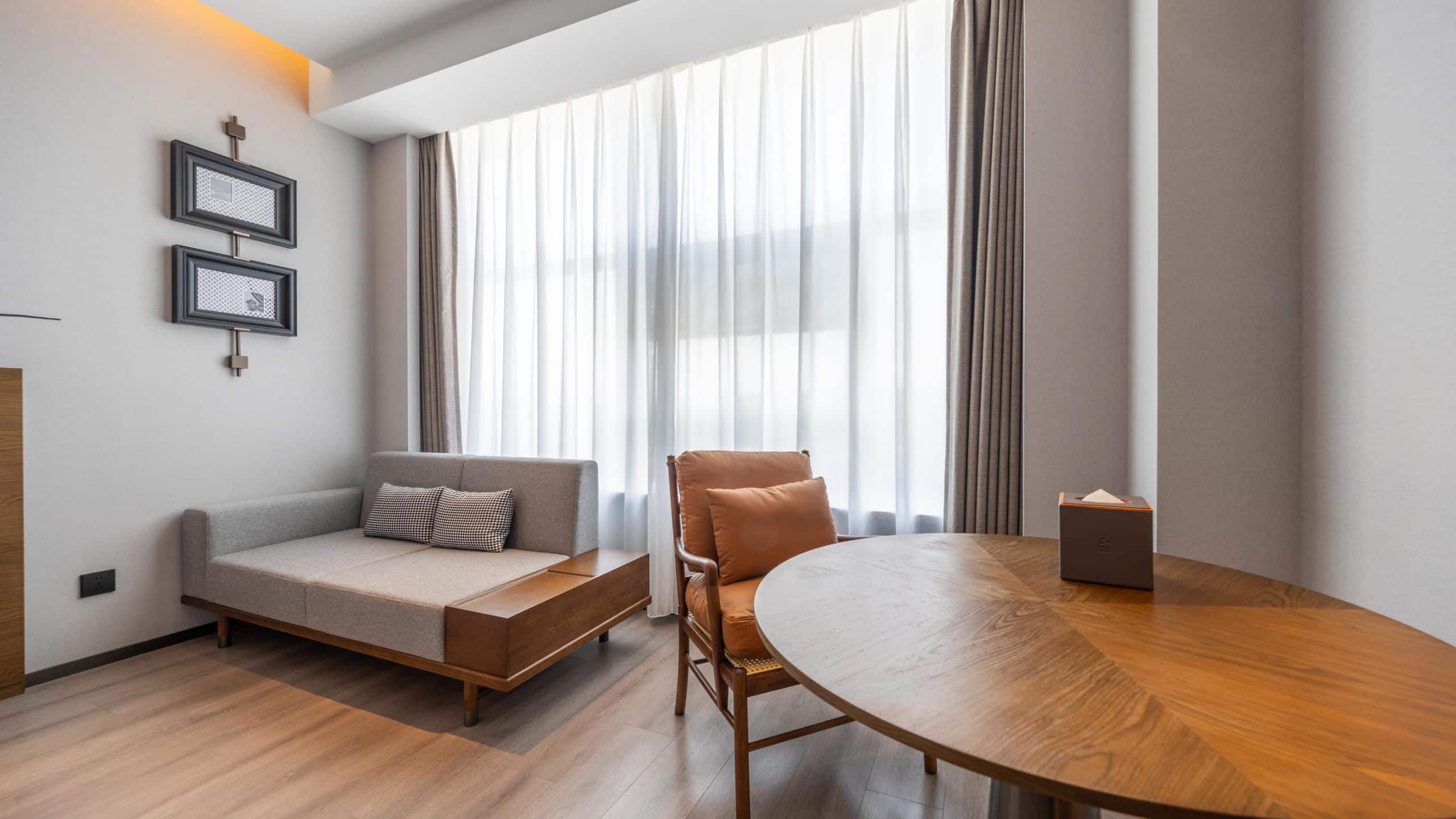 UrCove Guangzhou Huadu Baiyun International Airport Executive King Sofa