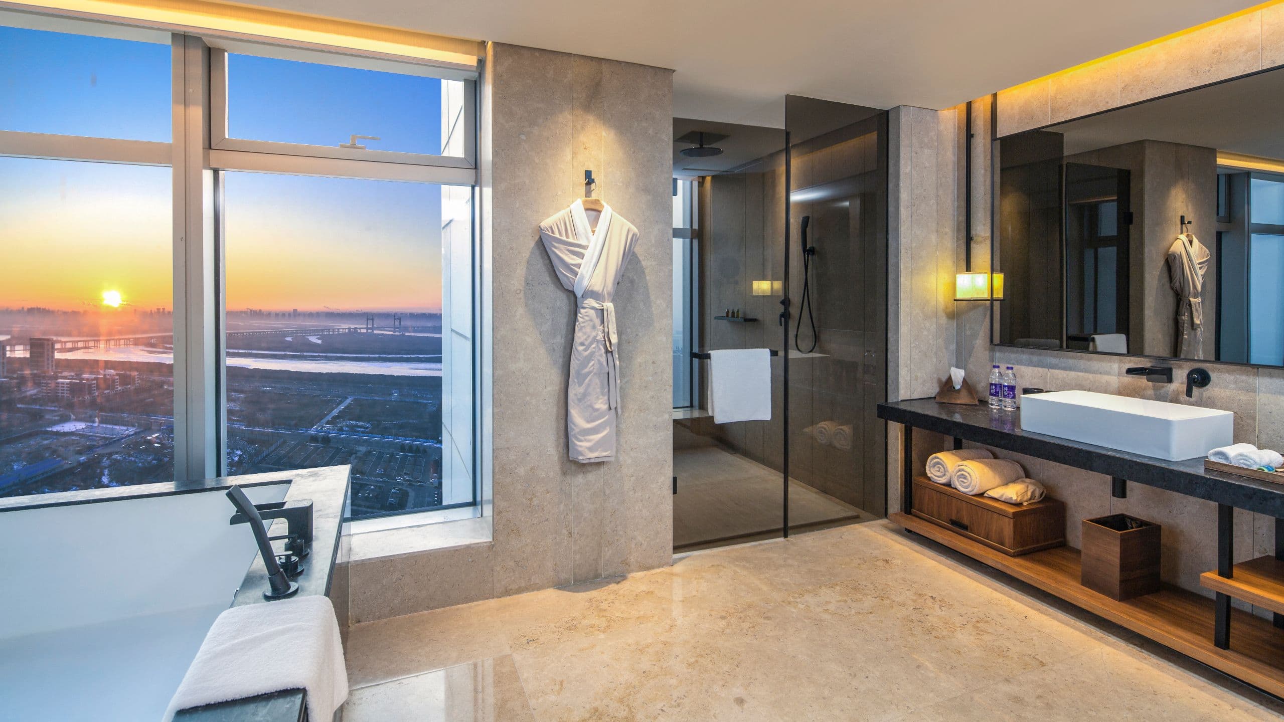 2 von 2 AOLUGUYA Sunset Perch Deluxe Twin Bed Bathroom