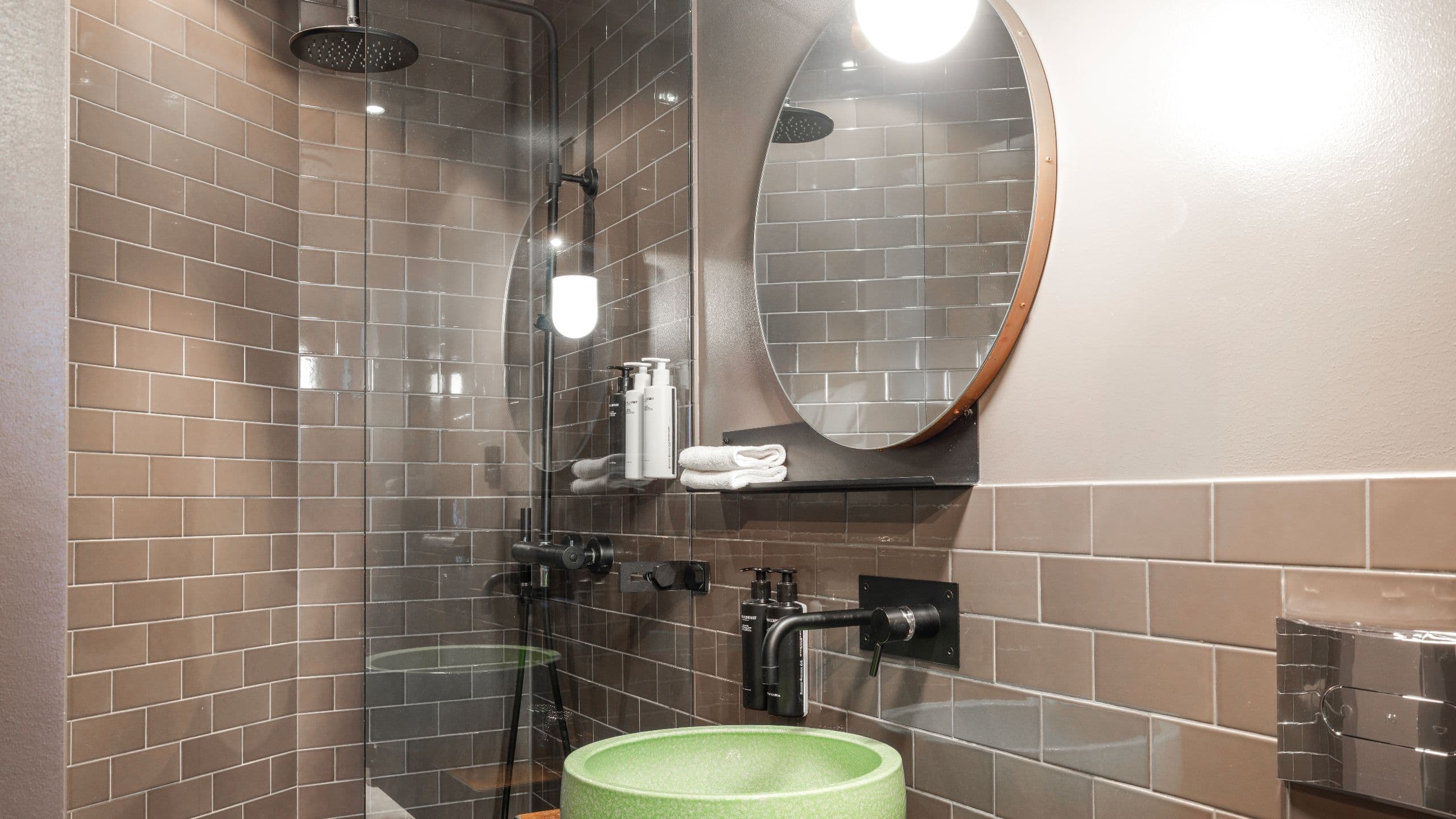 5 von 6 Story Hotel Signalfabriken Queen Bathroom