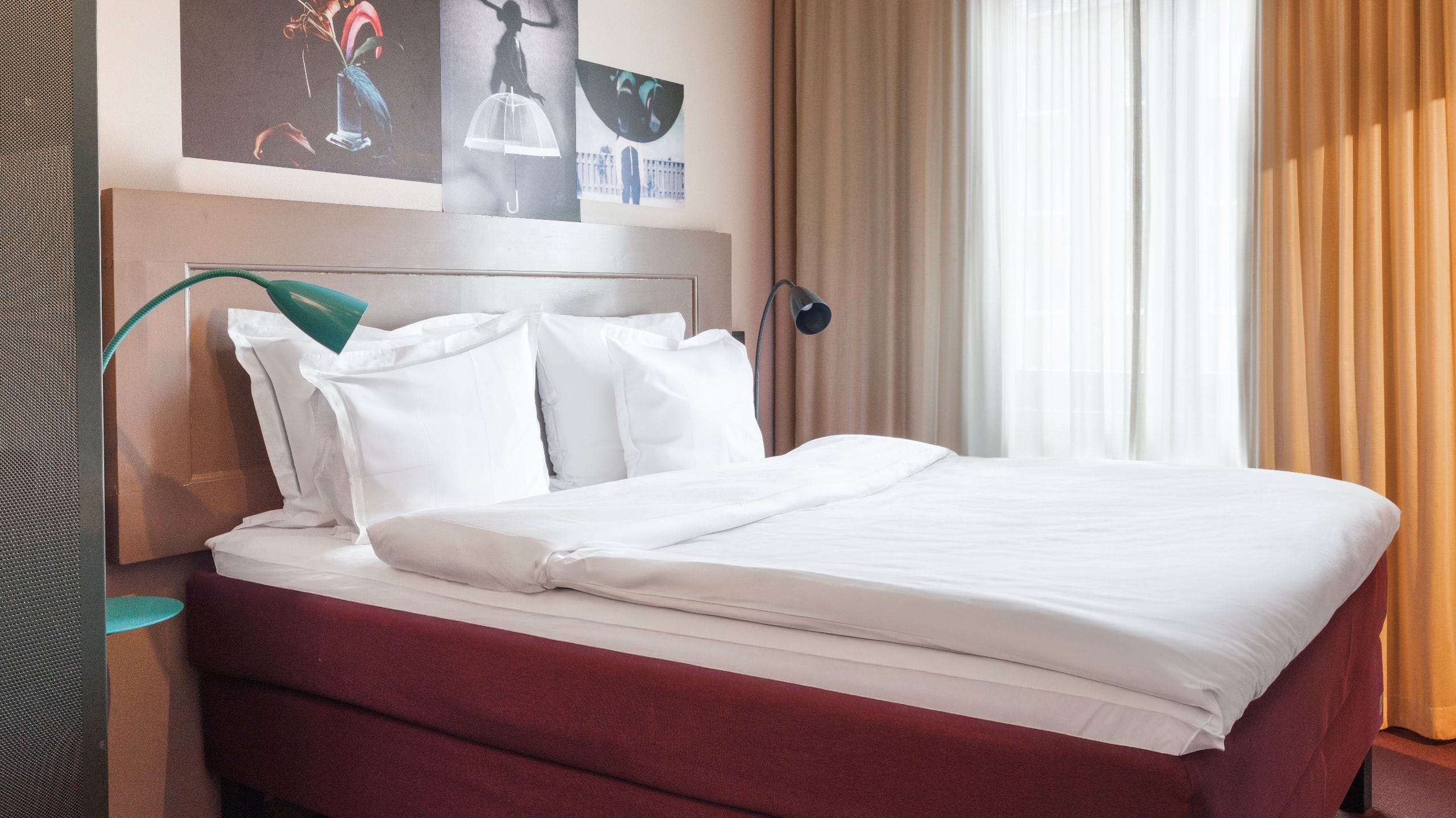 1 von 6 Story Hotel Signalfabriken Queen Bed Room