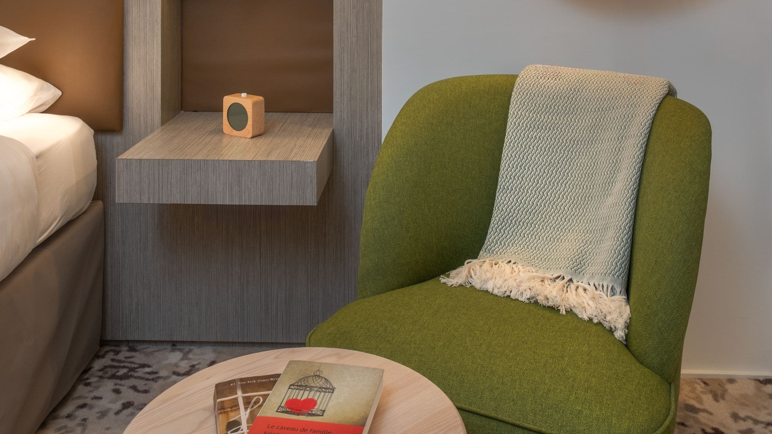 3 de 9 FirstName Toulouse Guestroom Chair With Coffee Table