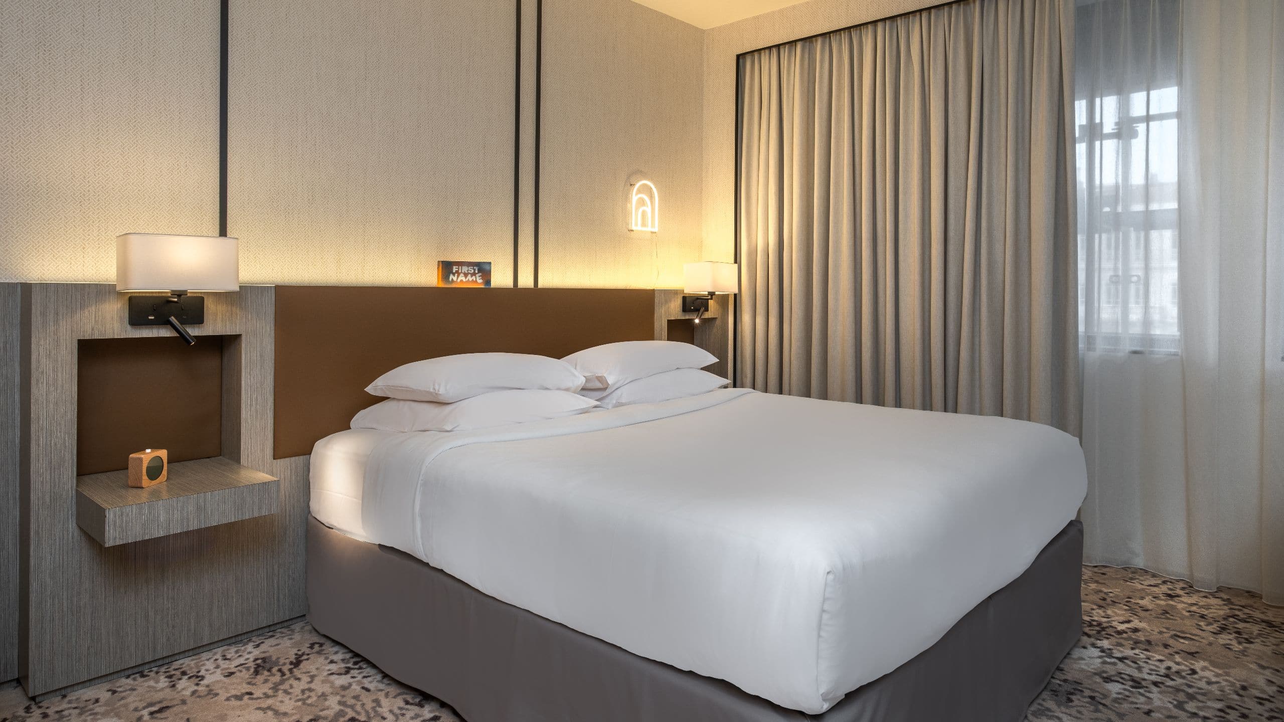 1 de 9 FirstName Toulouse Guestroom Bedroom With Window