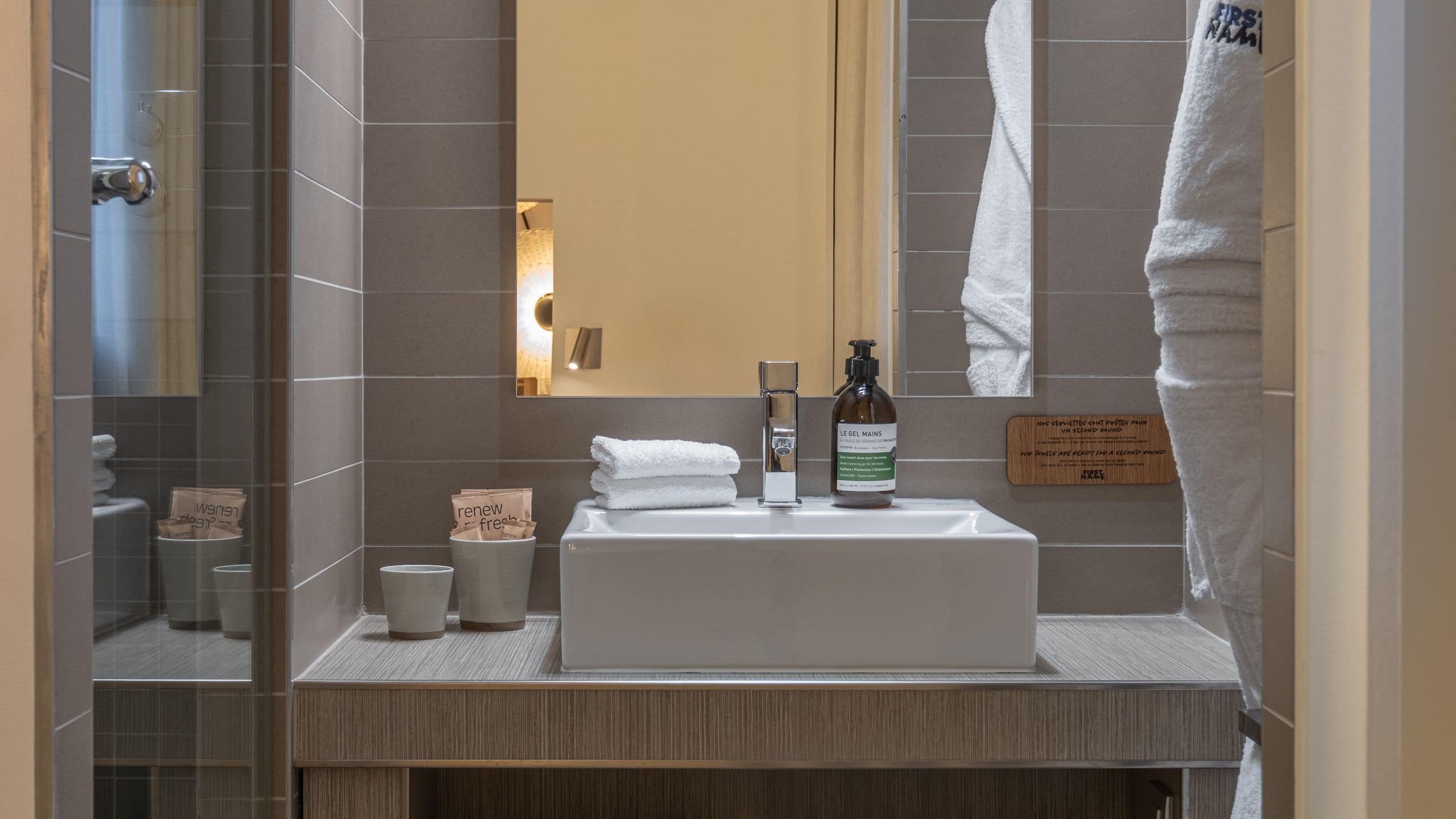 3 de 5 FirstName Toulouse Bathroom Vanity Sink