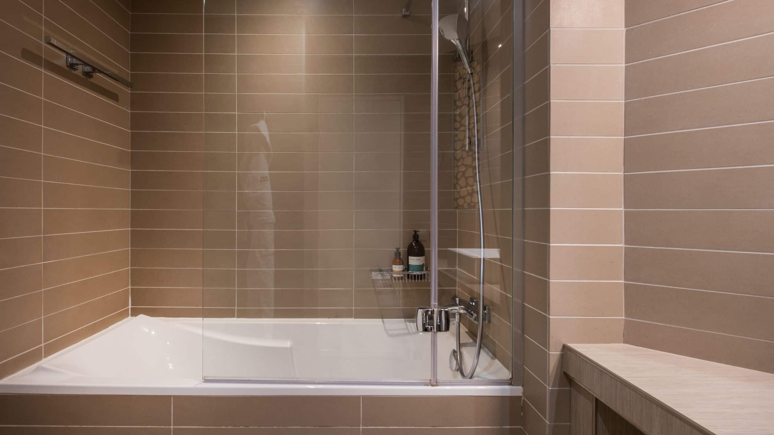 4 de 5 FirstName Toulouse Bathroom Bathtub