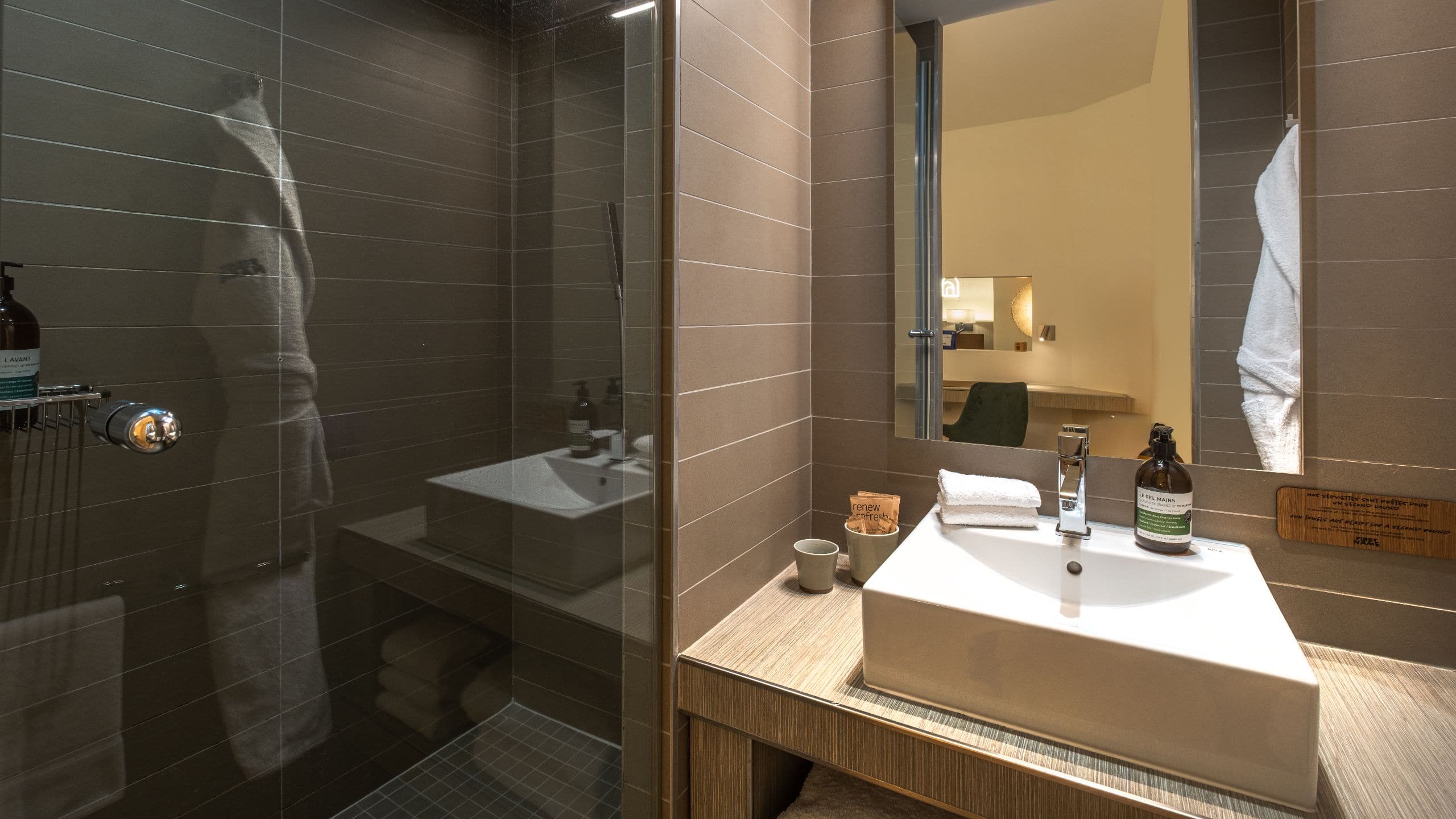 4 de 5 FirstName Toulouse Bathroom Shower And Vanity