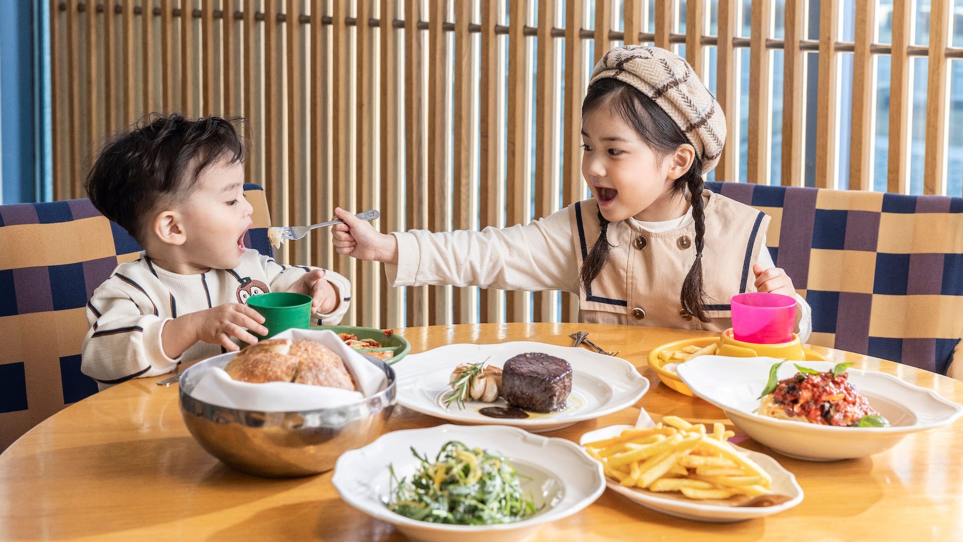 Grand Hyatt Incheon Girl Give The Food To The Boy