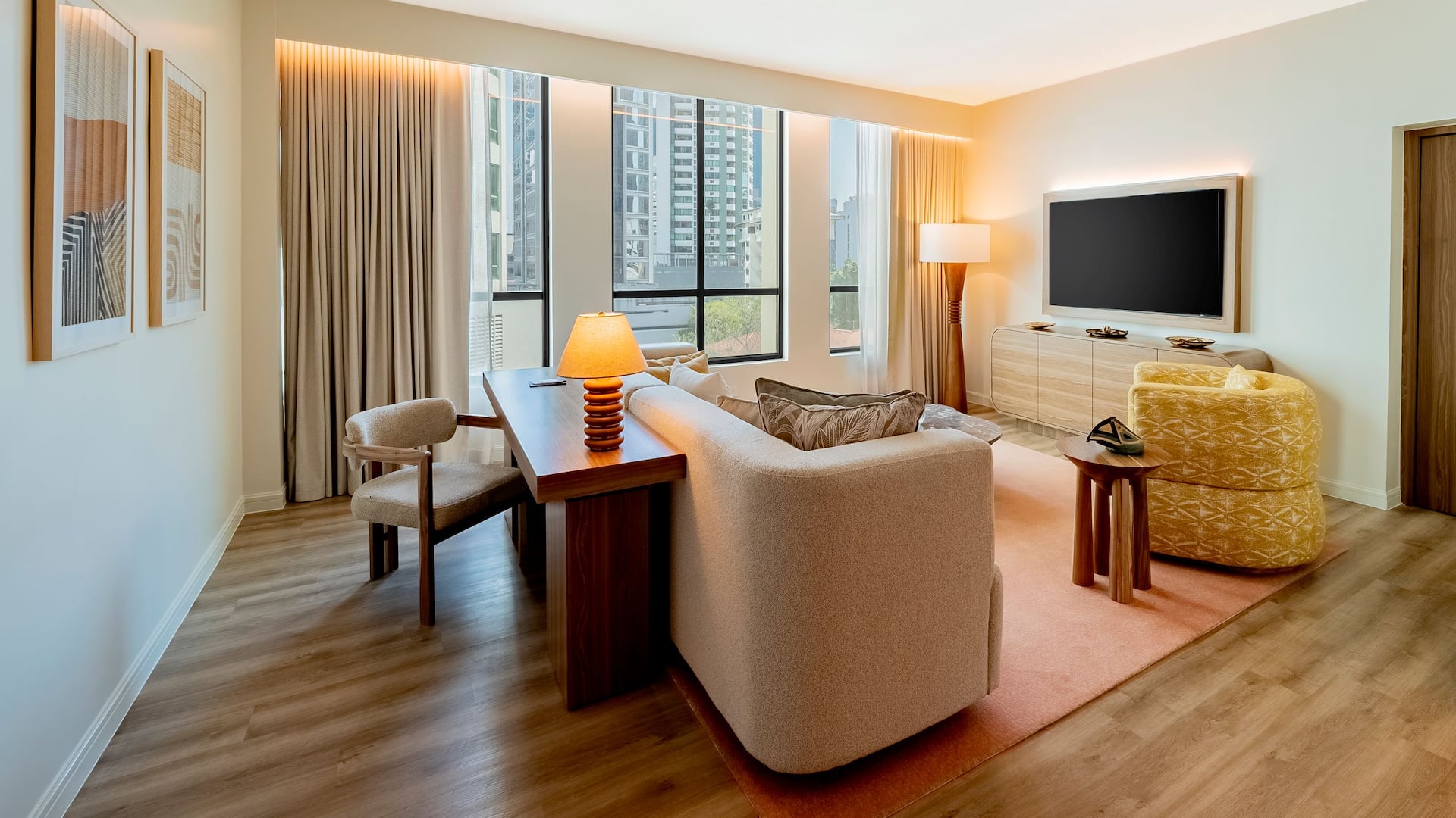 2 de 2 Hyatt Regency Panama City Living Room Tv