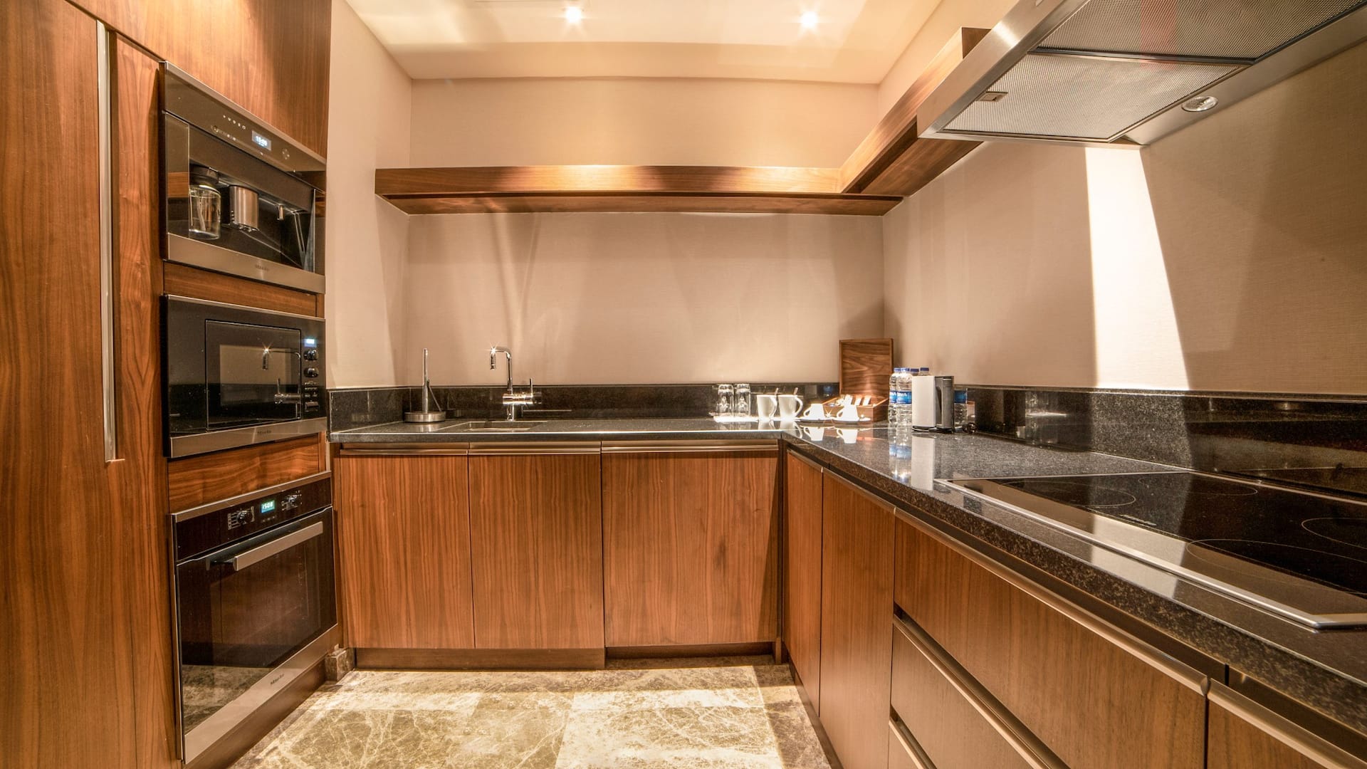 3 de 7 Hyatt Regency Istanbul Ataköy Presidential Suite Kitchen