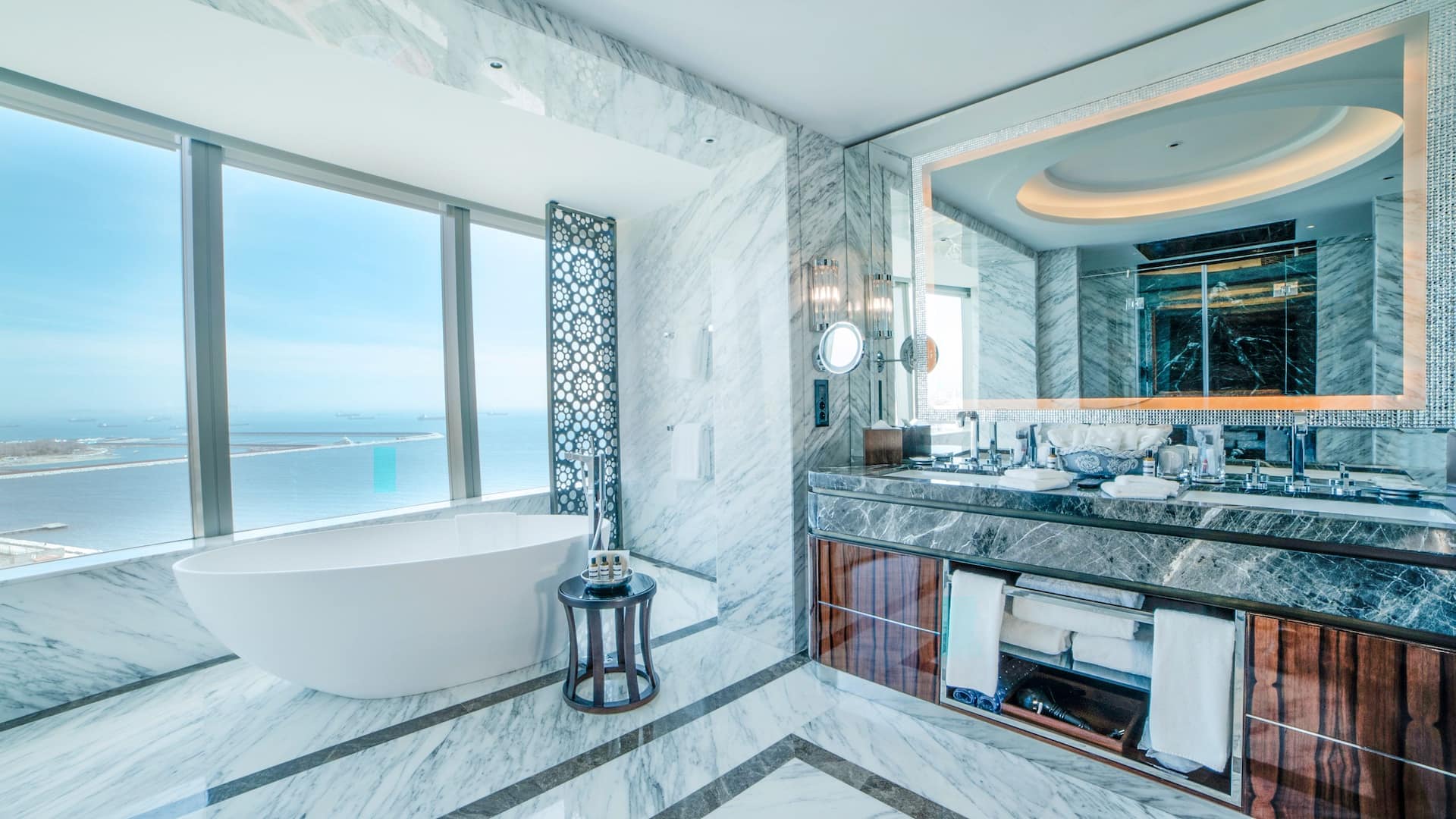 5 de 7 Hyatt Regency Istanbul Ataköy Presidential Suite Bathroom