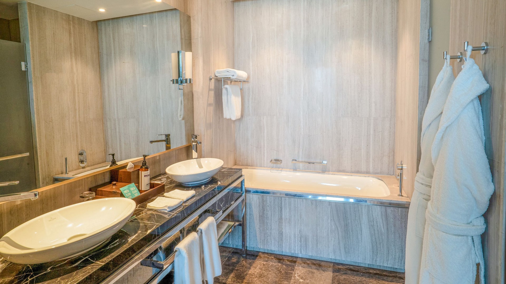 3 de 5 Hyatt Regency Istanbul Ataköy Regency Suite Bathroom