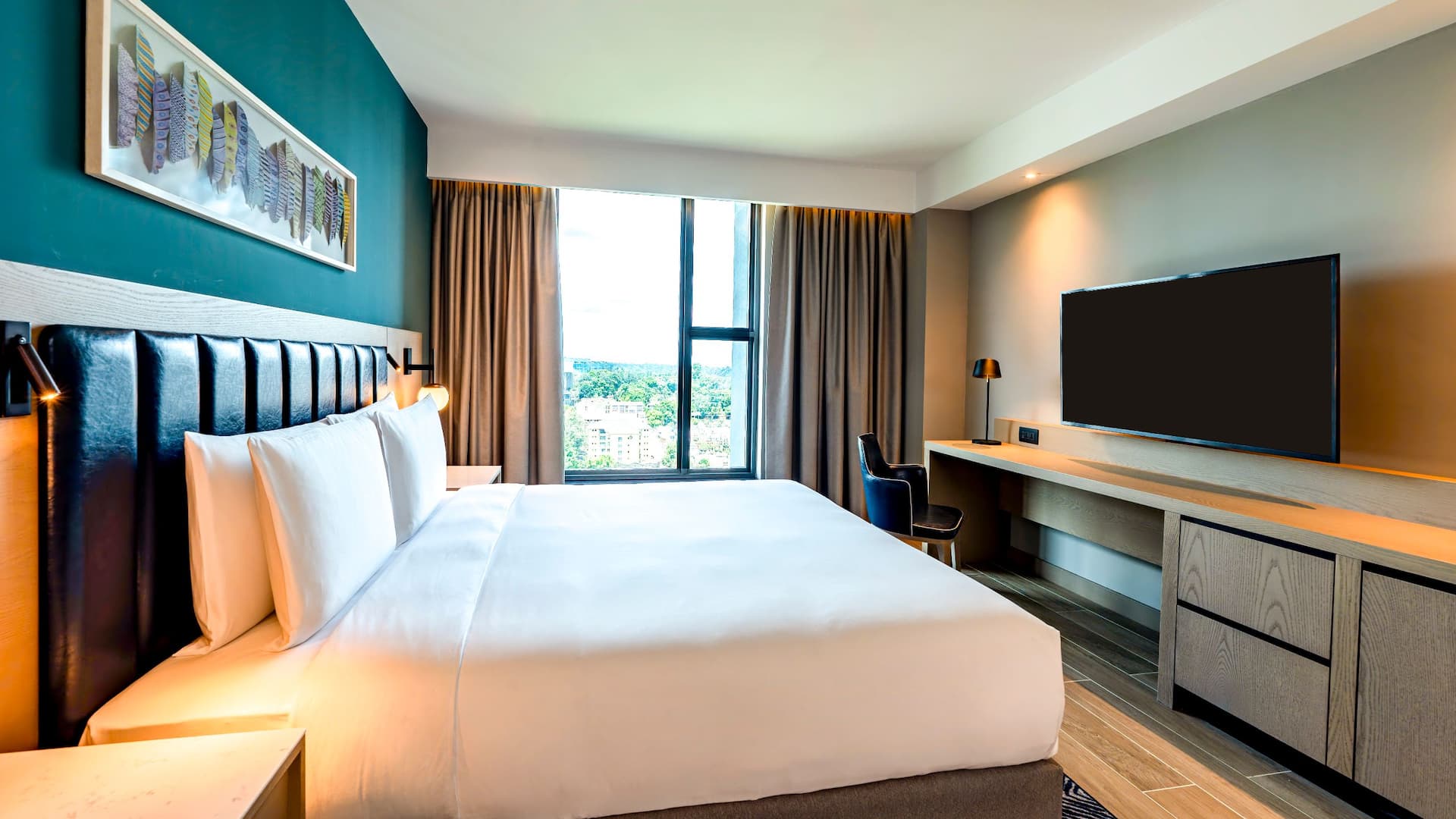 4 из 5 Hyatt Place Nairobi Westlands Guestroom King Bed Paralel View