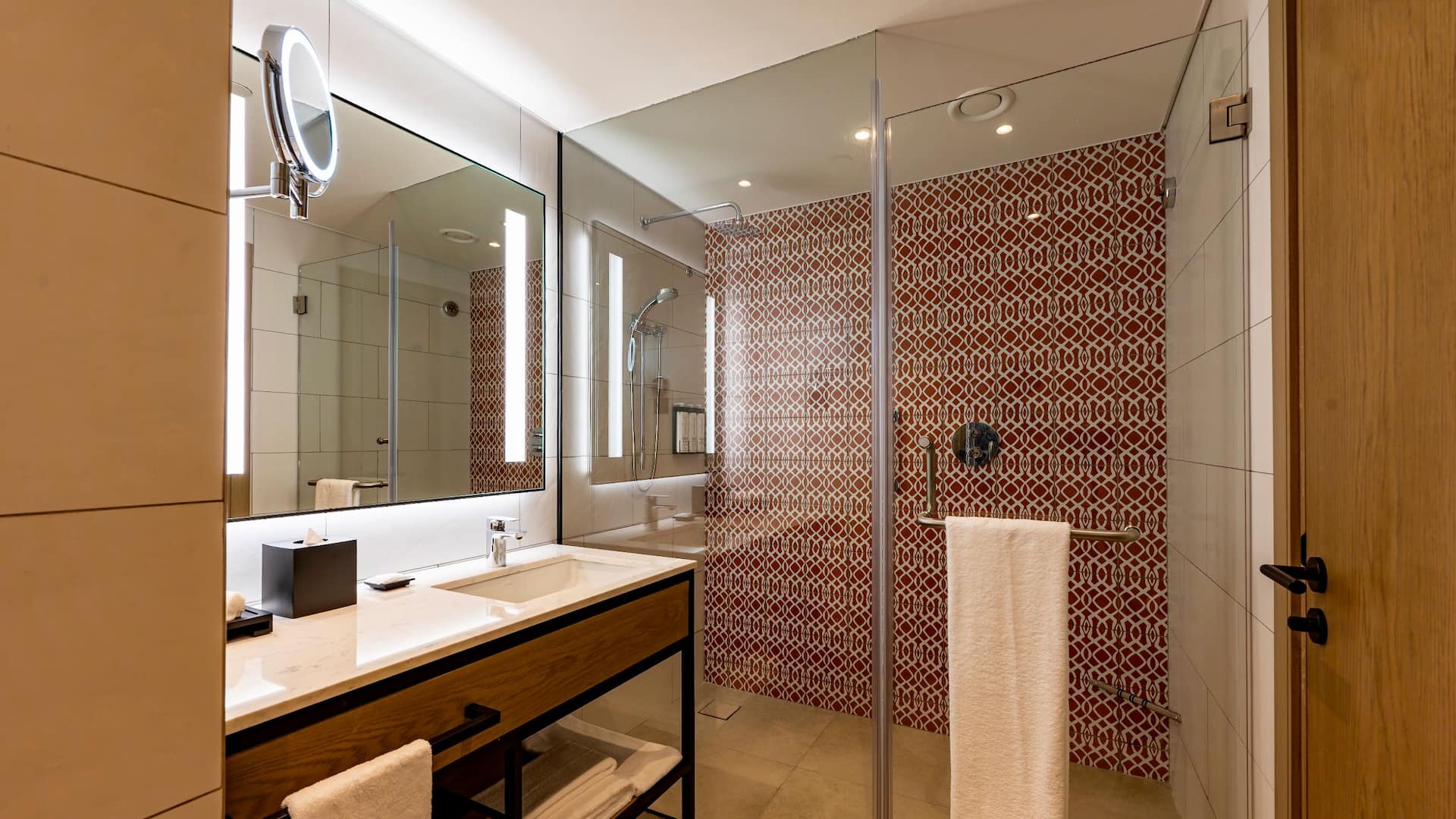 4 из 5 Hyatt Place Nairobi Westlands Guestroom Shower And Vanity