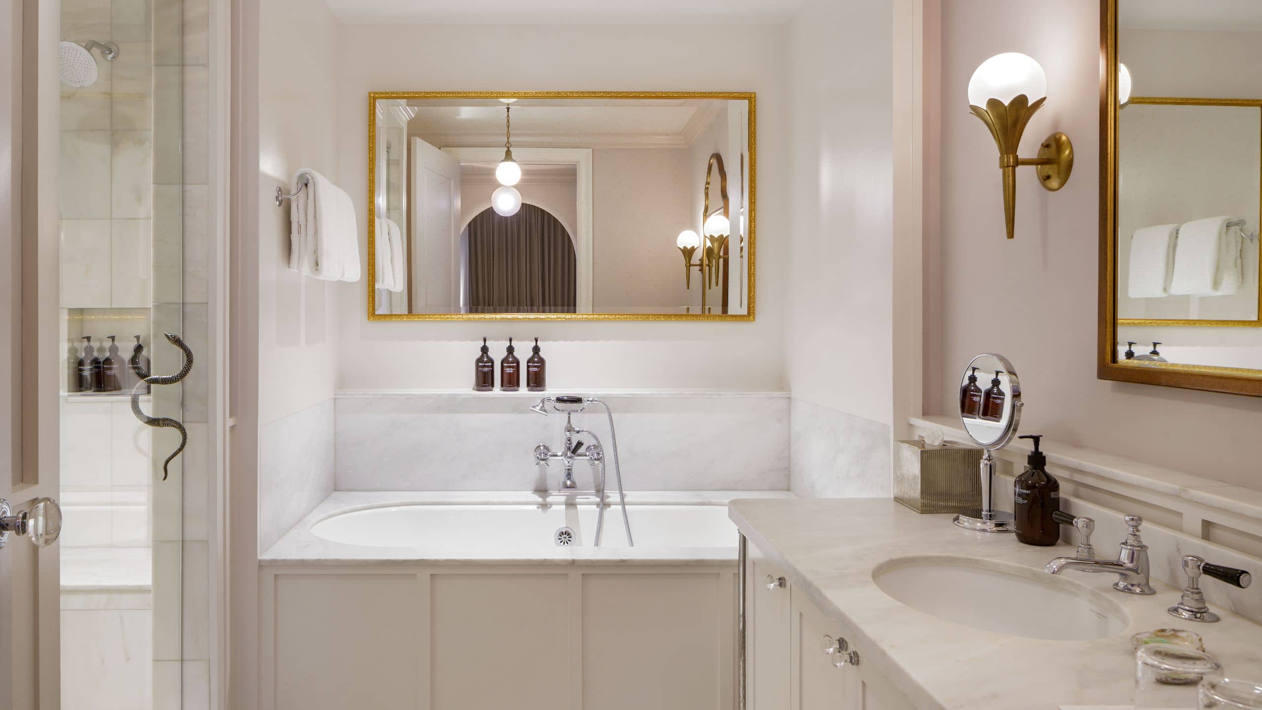 Maison Métier Luxury King Bath With Alcove Tub