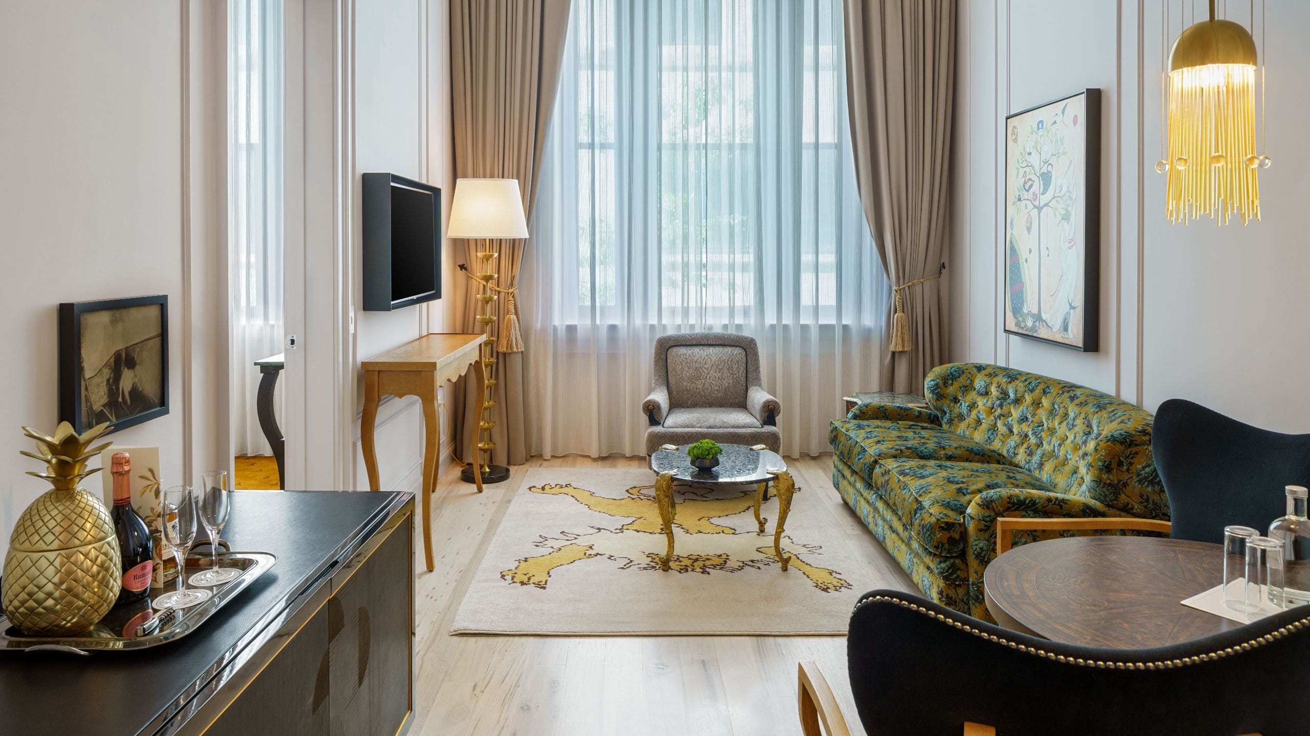 Maison Métier One Bedroom King Suite Parlor