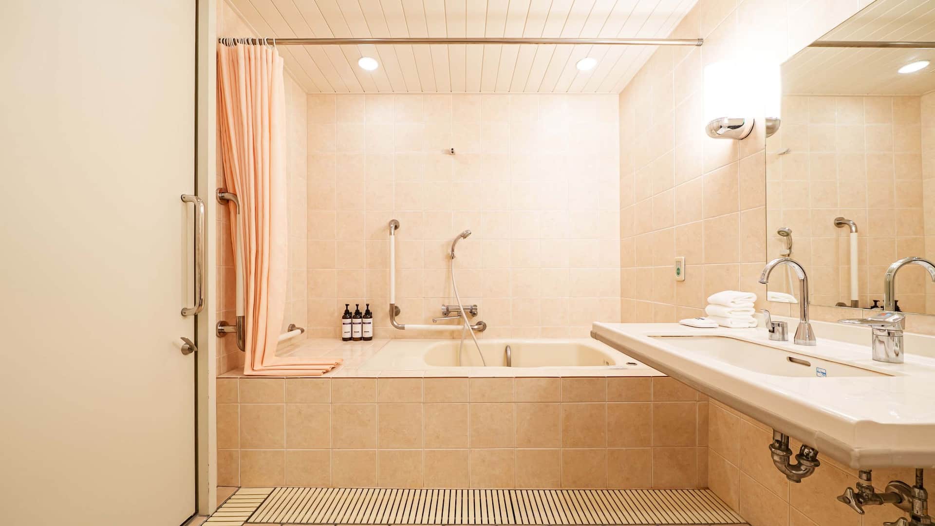 第 3，共 4 Hyatt Regency Hakone Resort and Spa Twin Beds Accessible Bathroom Bathtub