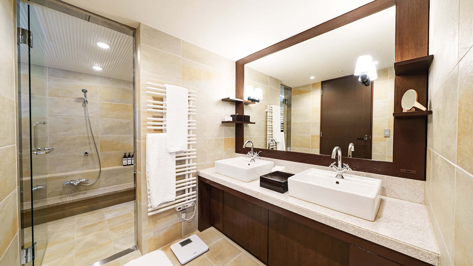 第 4，共 4 Hyatt Regency Hakone Resort and Spa Executive Suite Two Twin Beds Bathroom Washstand