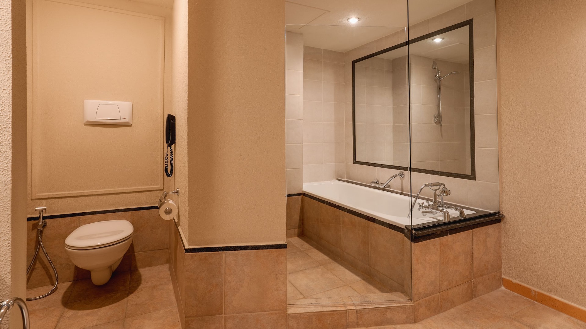 5 de 6 Hyatt Regency Bishkek Twin Bathtub