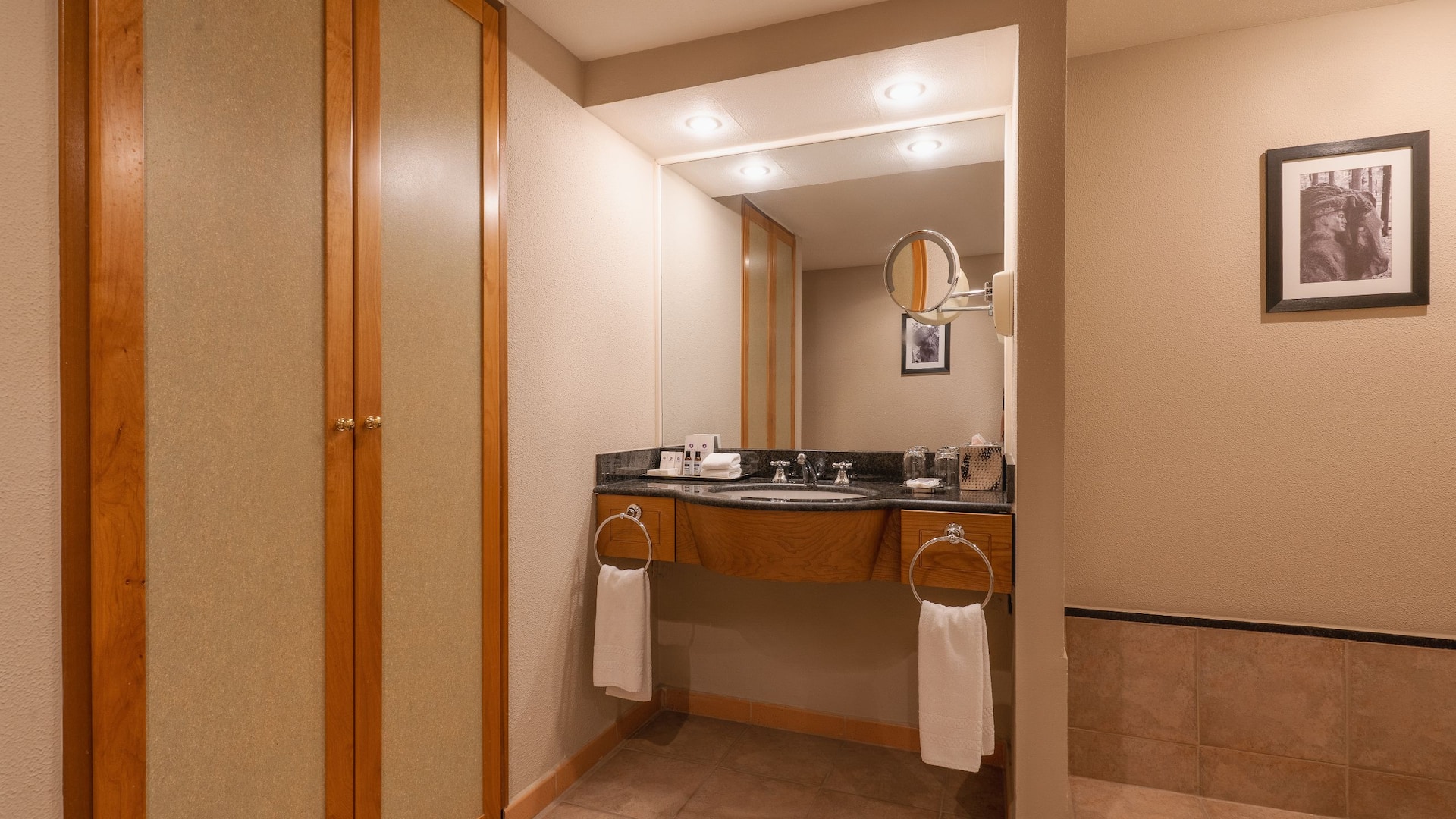 6 de 6 Hyatt Regency Bishkek Twin Bathroom Sink