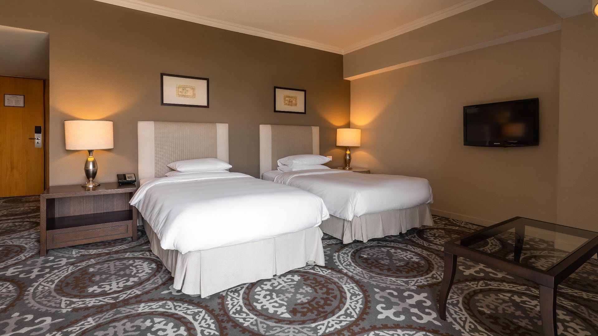 1 de 6 Comfortable hotel room at the Hyatt Regency Bishkek with two beds, offering beautiful mountain views, a spacious bathroom, and cozy amenities
