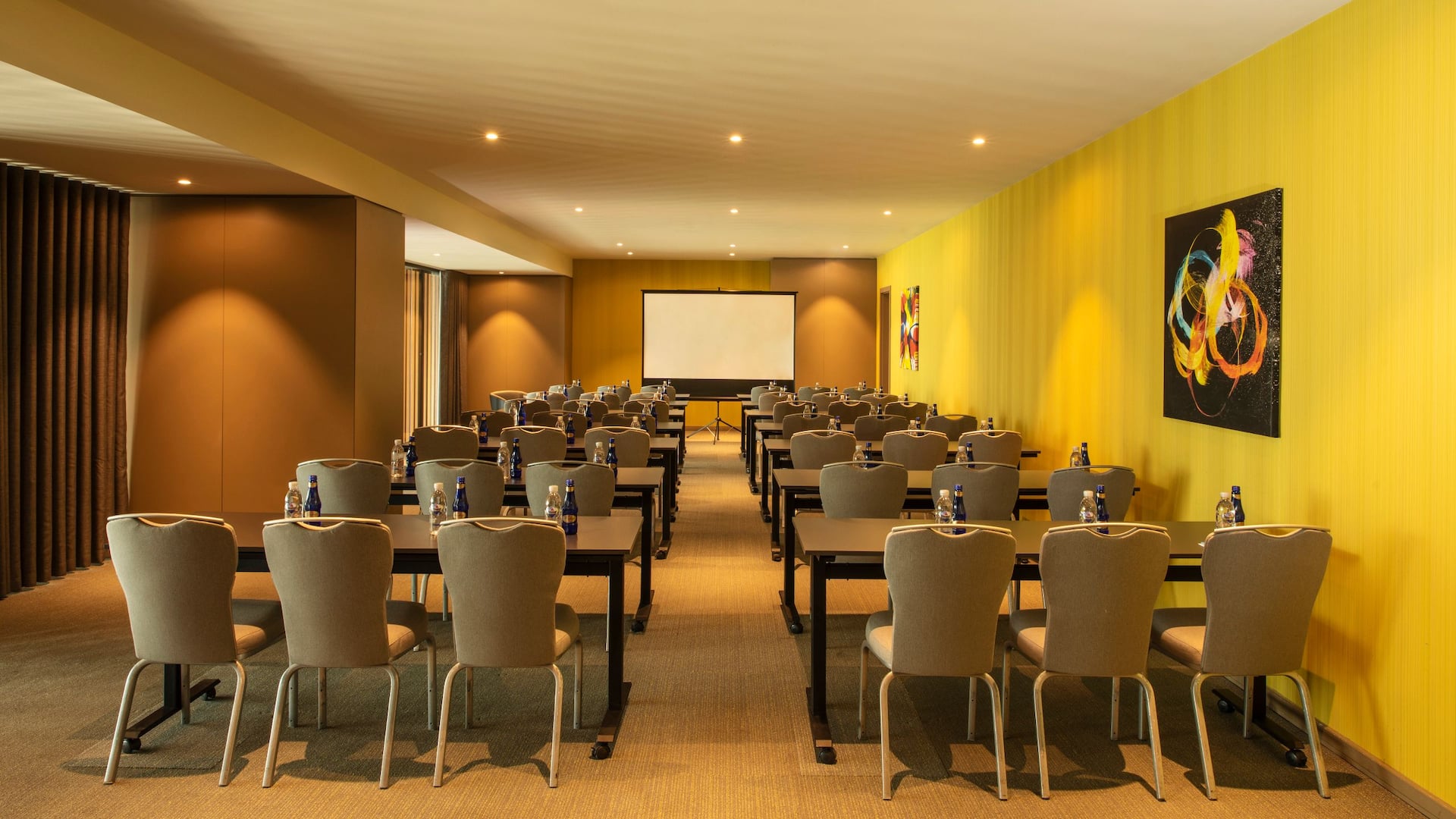 Hyatt House Gebze Mezzanine Meeting Room Chair And Table Setup