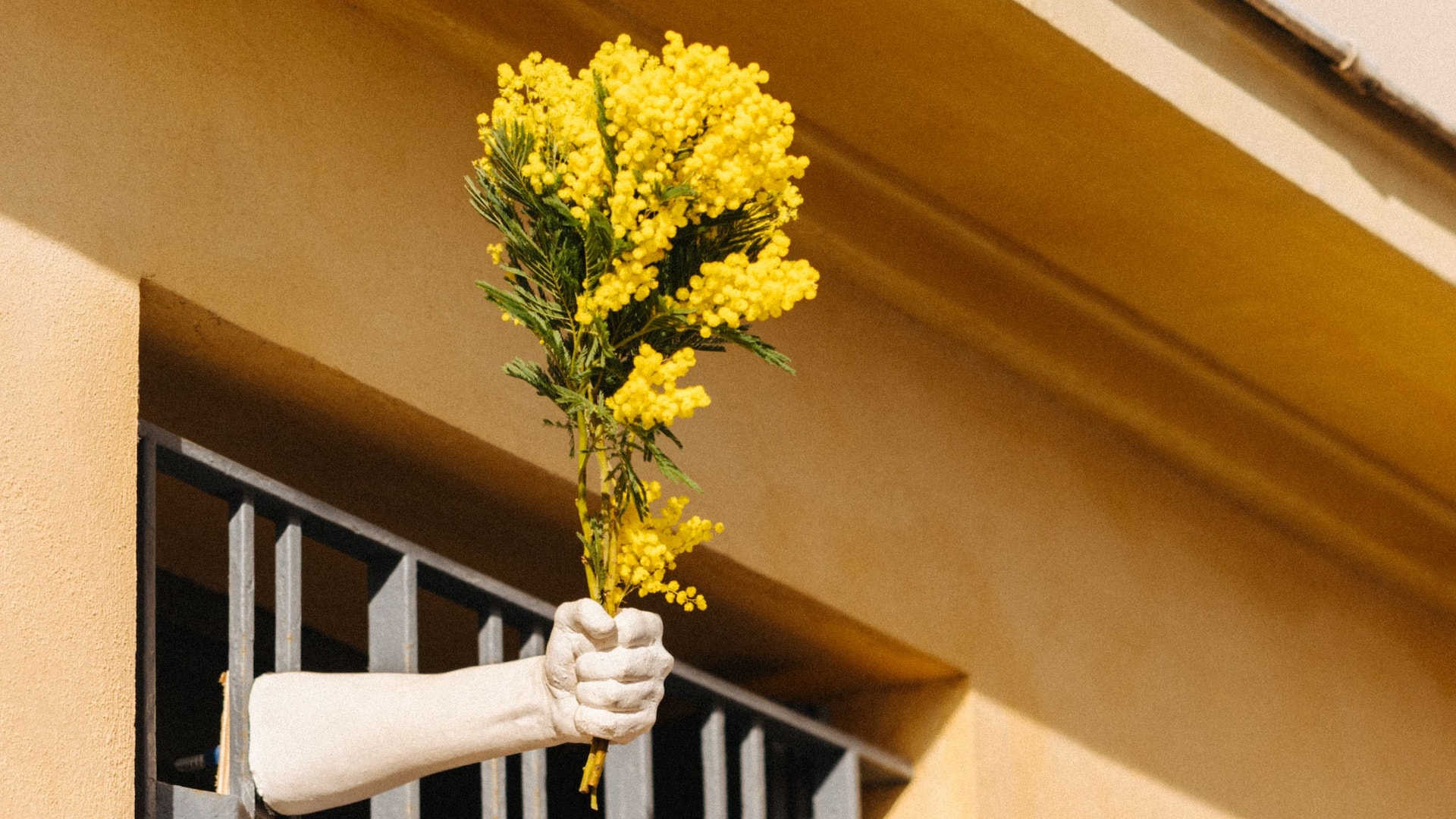 Hyatt Regency Nice Palais de la Méditerranée Status Holding Flowers