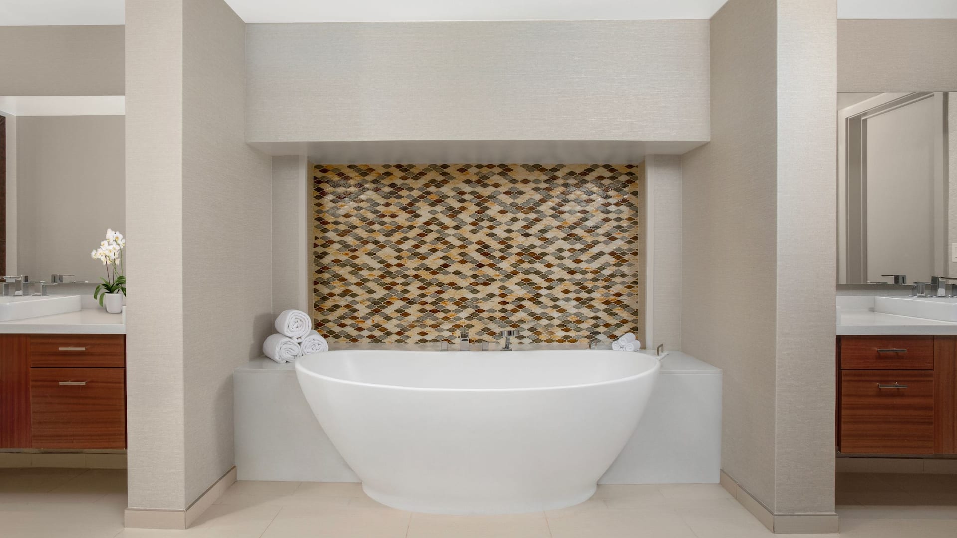 3/9 Hyatt Regency Maui Resort and Spa Presidential Suite Bathroom