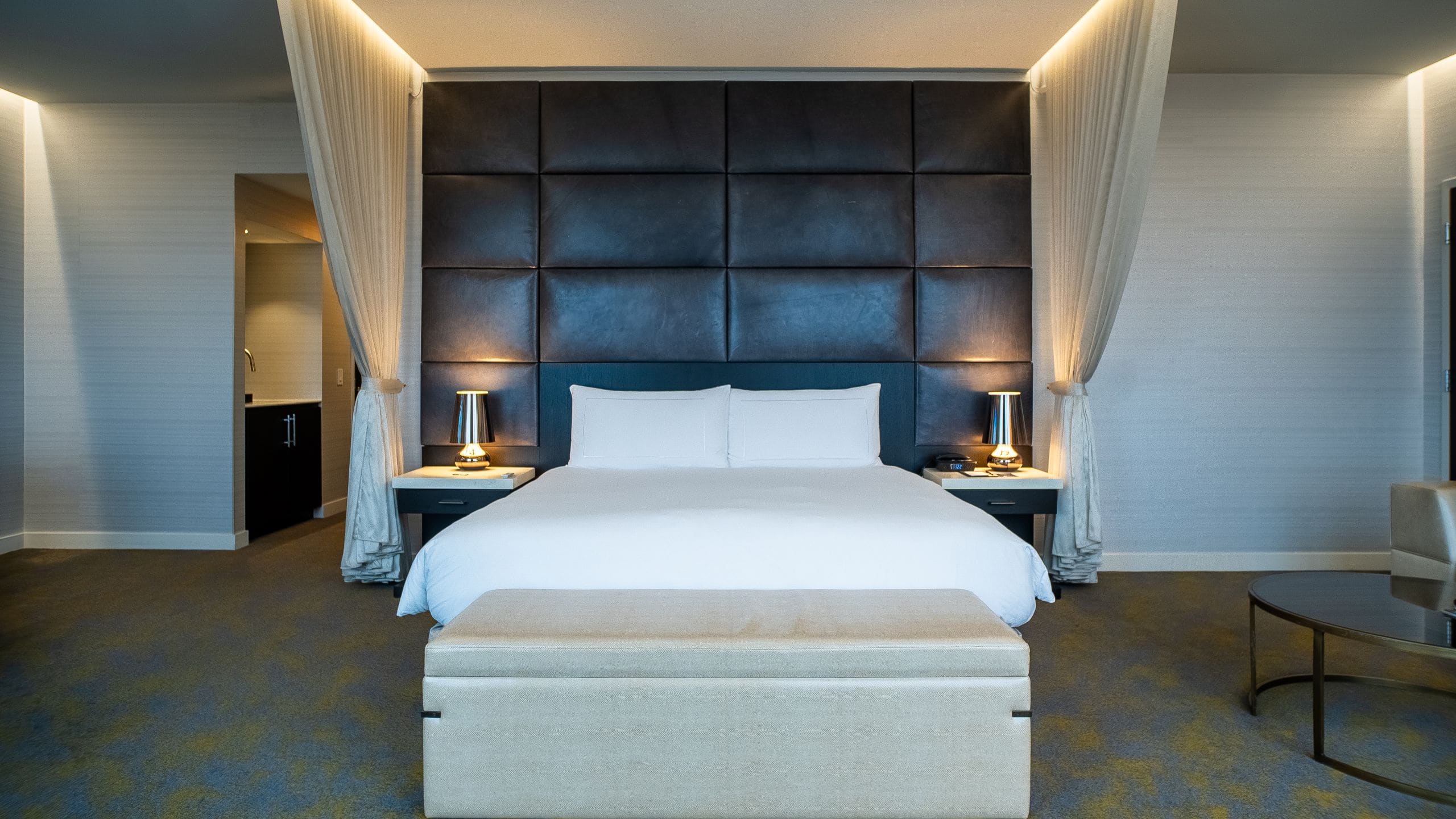 1 de 3 Hotel X Toronto Royal Suite Bedroom