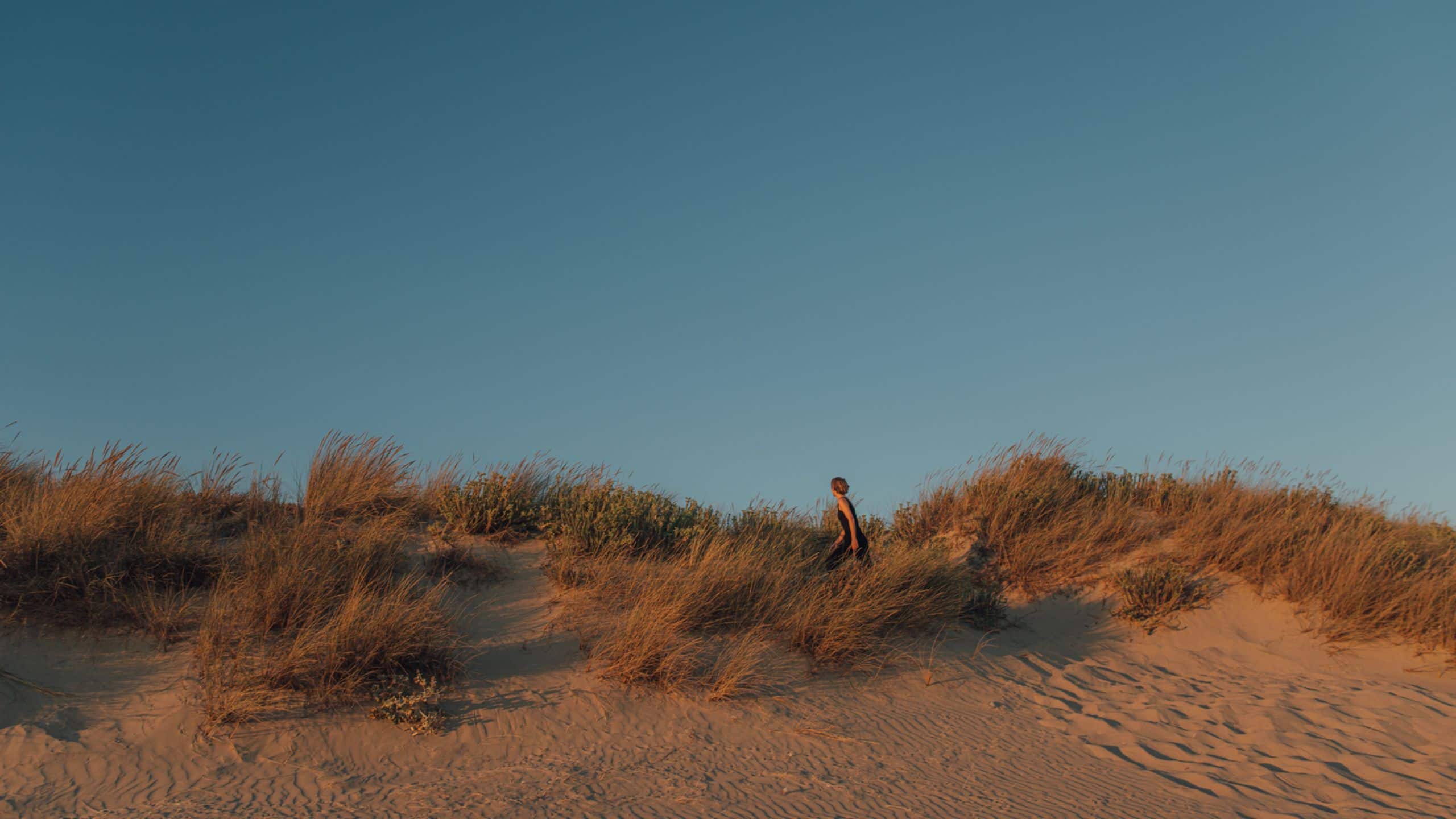 Sarena de Muro Resort Mallorca Woman Walking In The Dunes