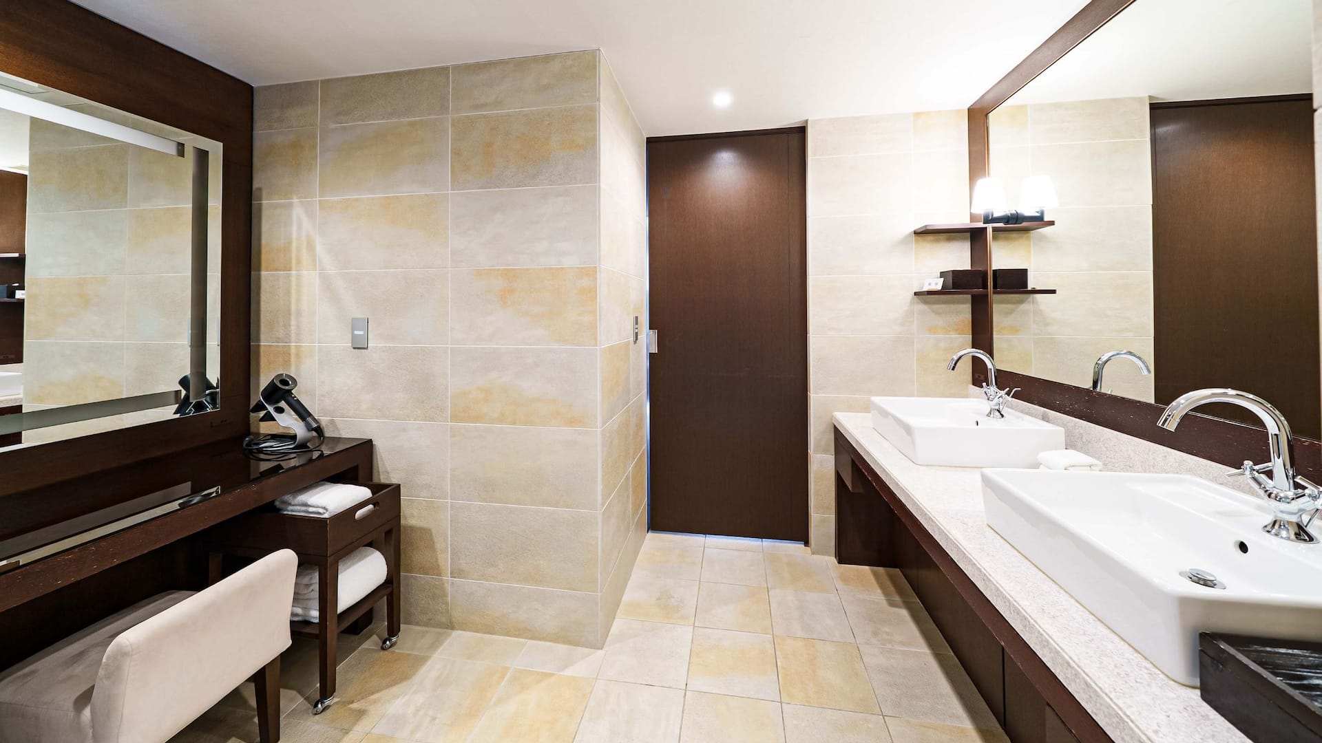 第 3，共 4 Hyatt Regency Hakone Resort and Spa Two Twin Beds Dog Friendly Premium Bathroom Washstand