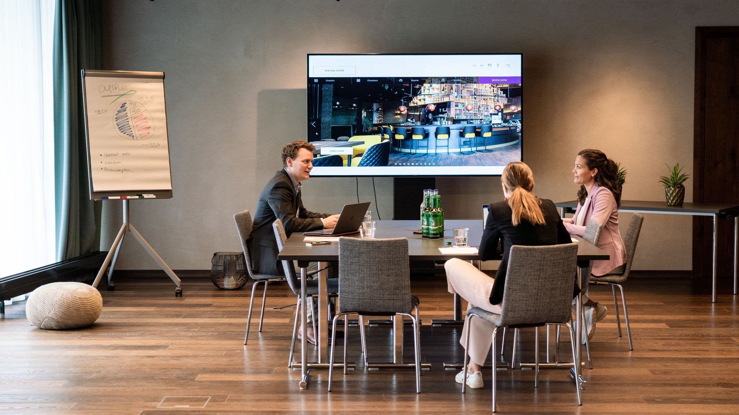 1 von 3 Me and All Hotel Flims Conference Room