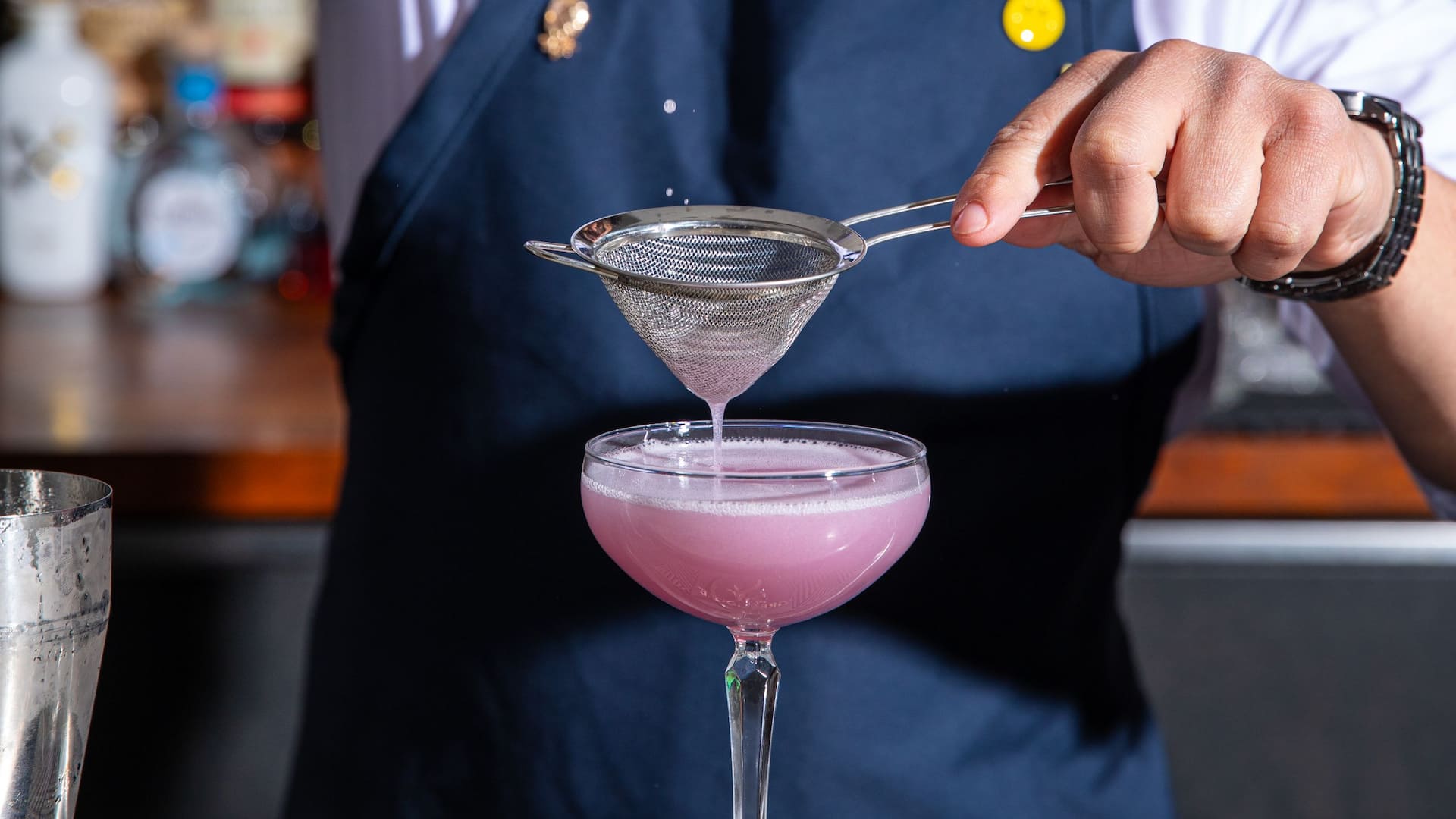 Hyatt Regency New Orleans Indigo Gimlet Bartender Pour