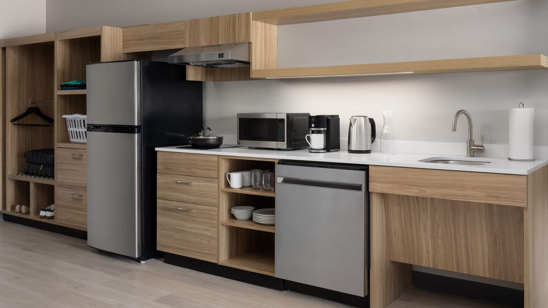 2 von 4 Hyatt Studios Mobile / Tillmans Corner Ada Kitchen