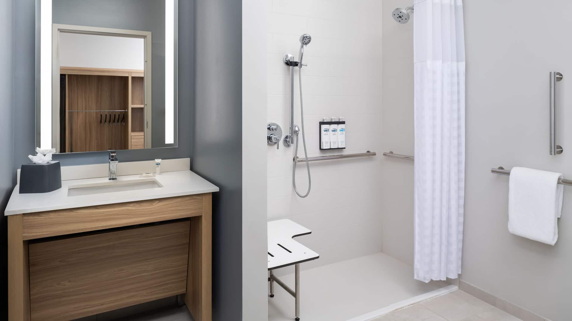 3 von 4 Hyatt Studios Mobile / Tillmans Corner Ada Roll In Shower