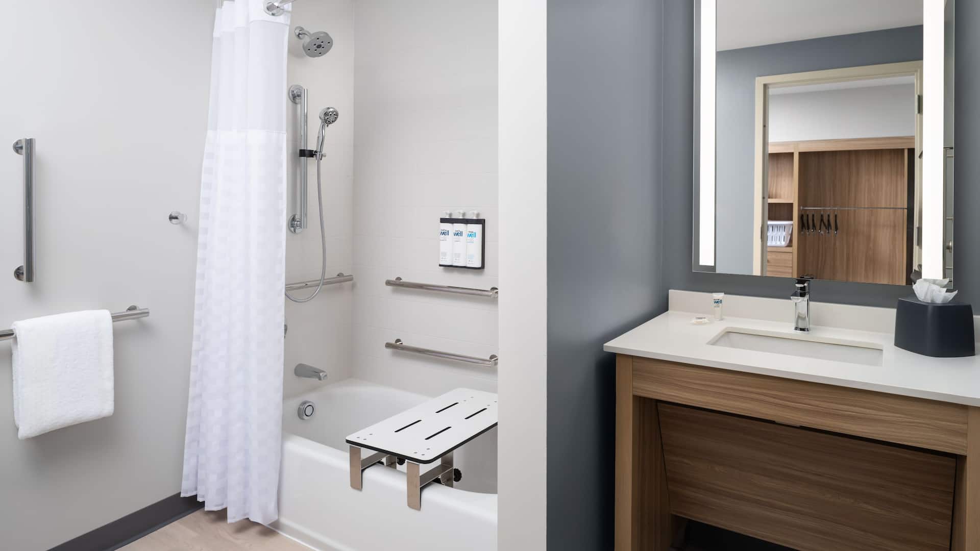 3 von 4 Hyatt Studios Mobile / Tillmans Corner Ada Tub V2