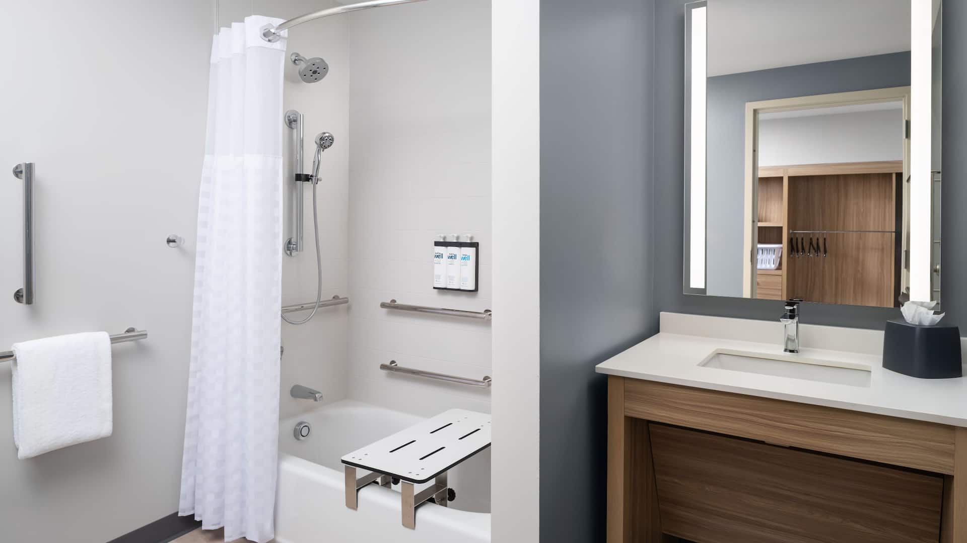 Hyatt Studios Mobile / Tillmans Corner Ada Tub