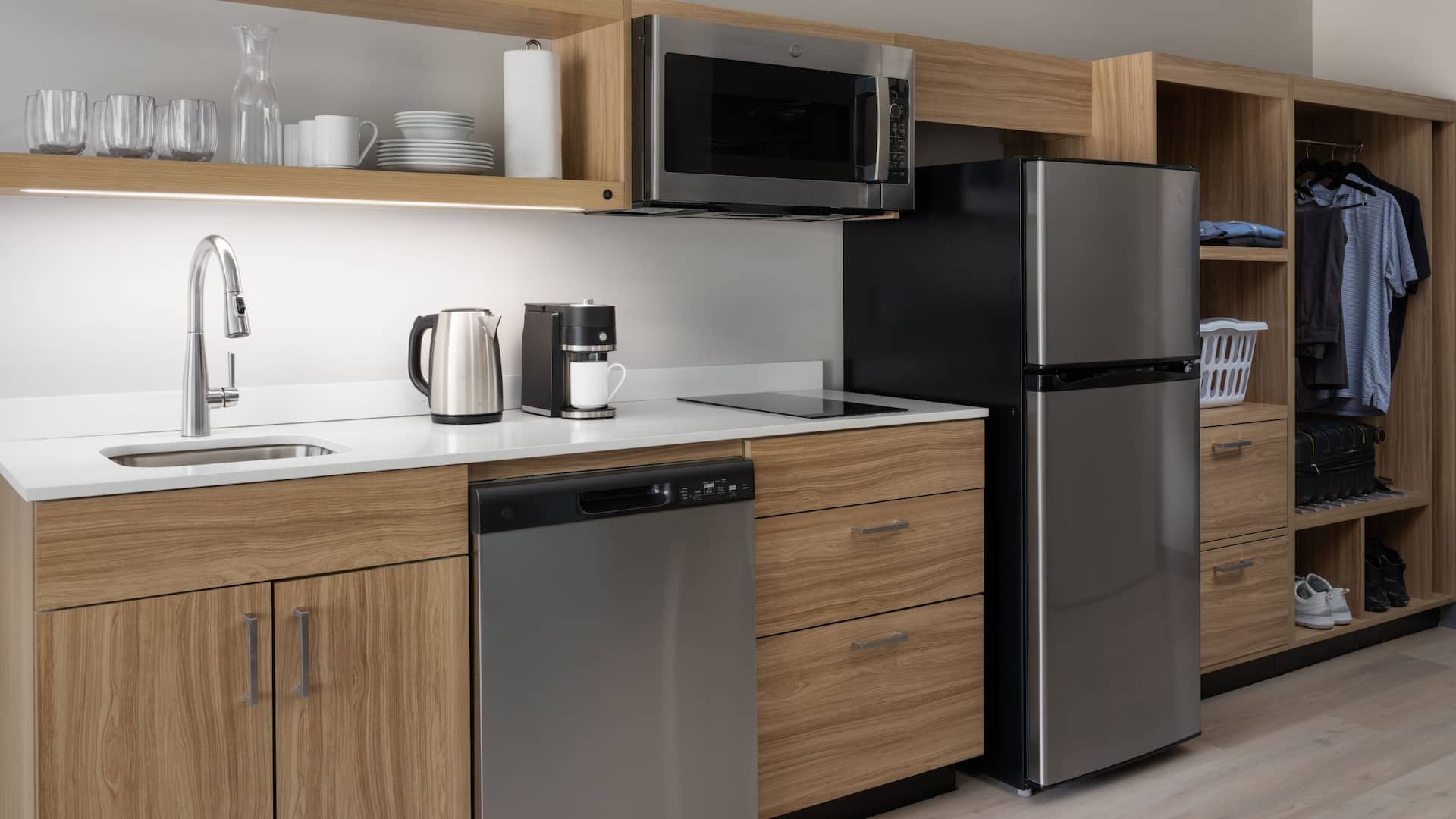 Hyatt Studios Mobile / Tillmans Corner Standard Kitchen