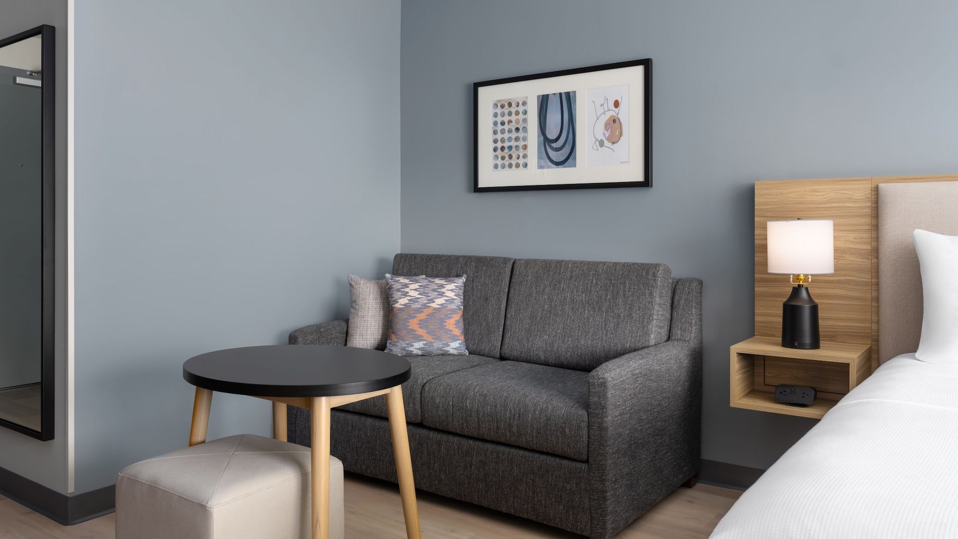 Hyatt Studios Mobile / Tillmans Corner Standard Rooms Sofa Area