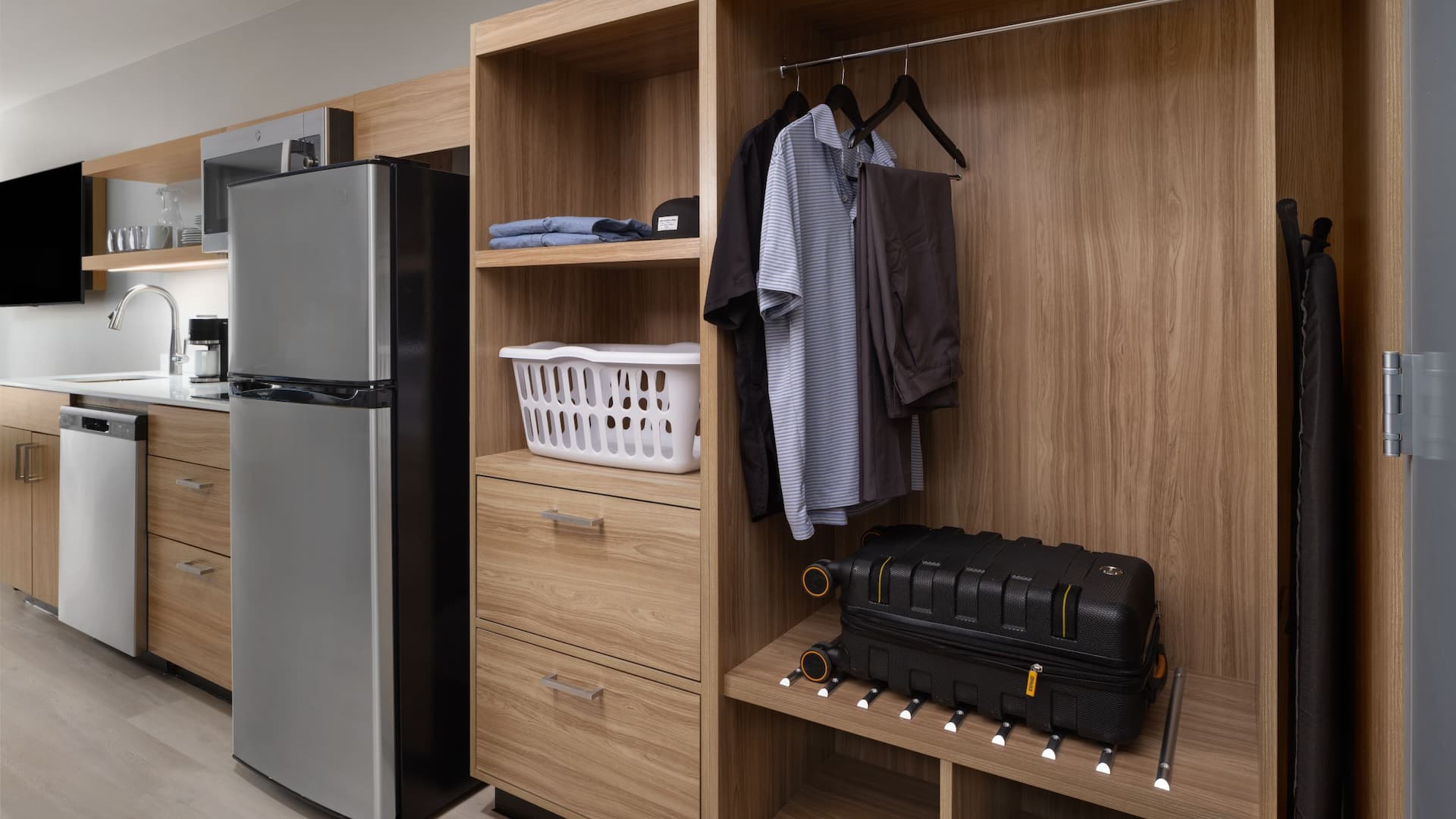 8 von 8 Hyatt Studios Mobile / Tillmans Corner Wardrobe With Clothes