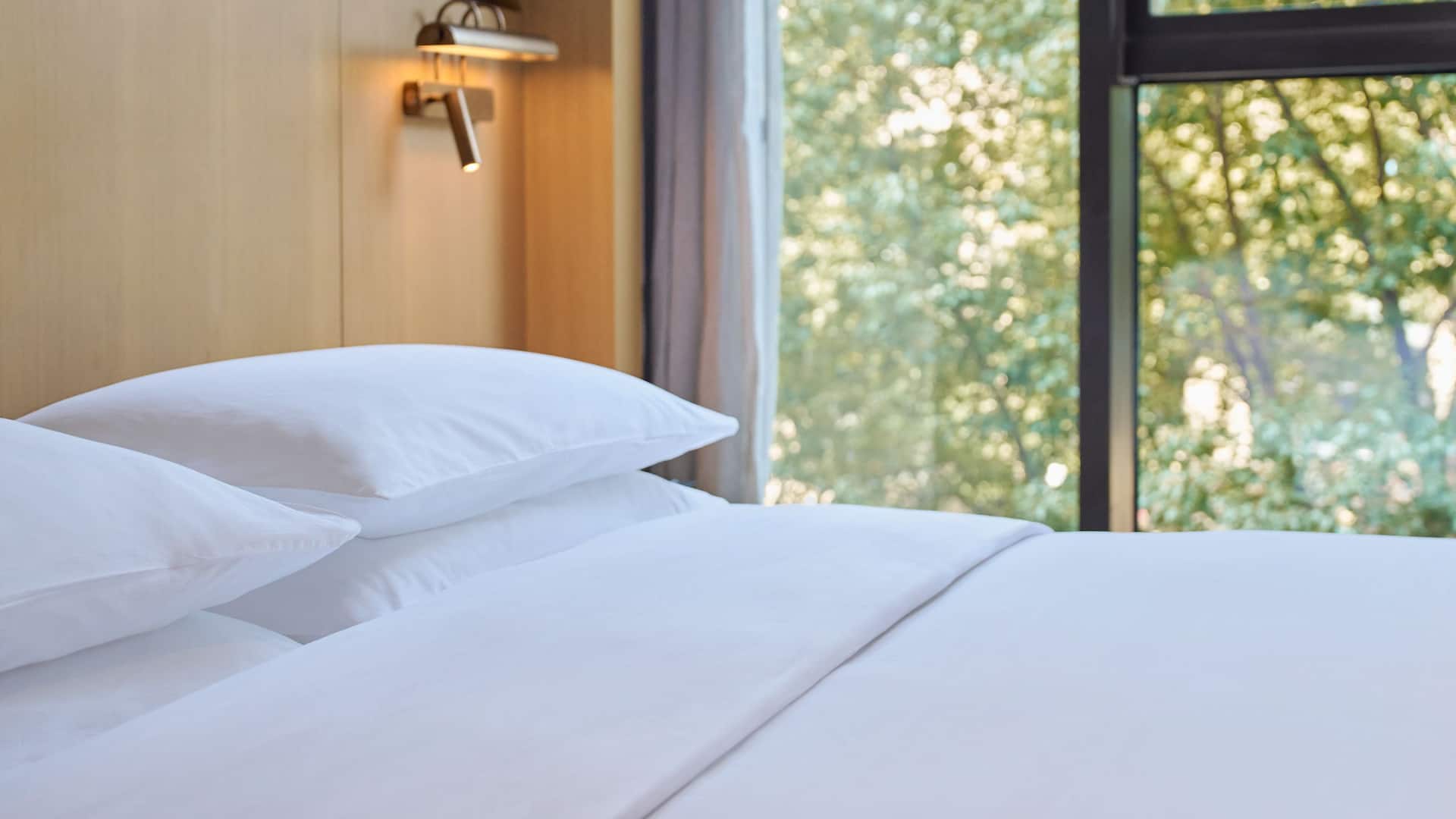 Hyatt Place Shaoxing Keqiao Guestroom Bed