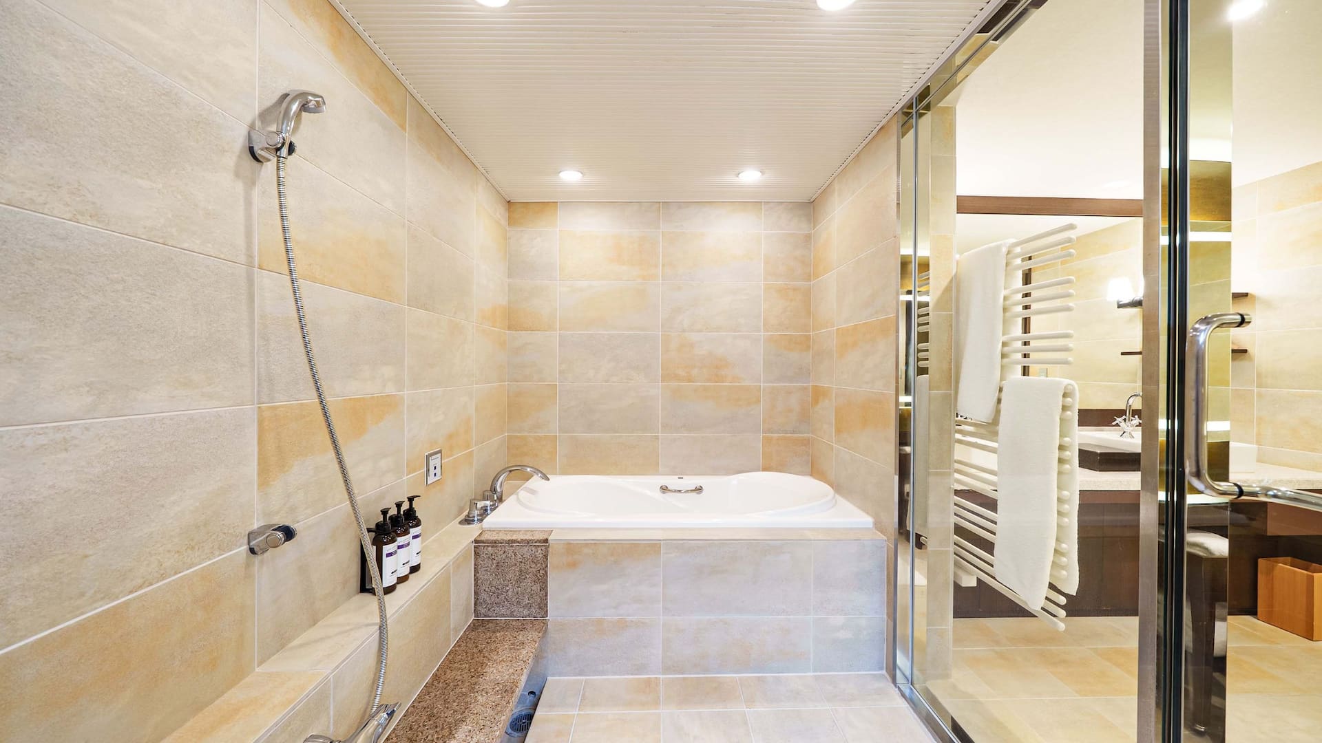 第 3，共 4 Hyatt Regency Hakone Resort and Spa Regency Suite Two Twin Beds Tatami Living Bathtub